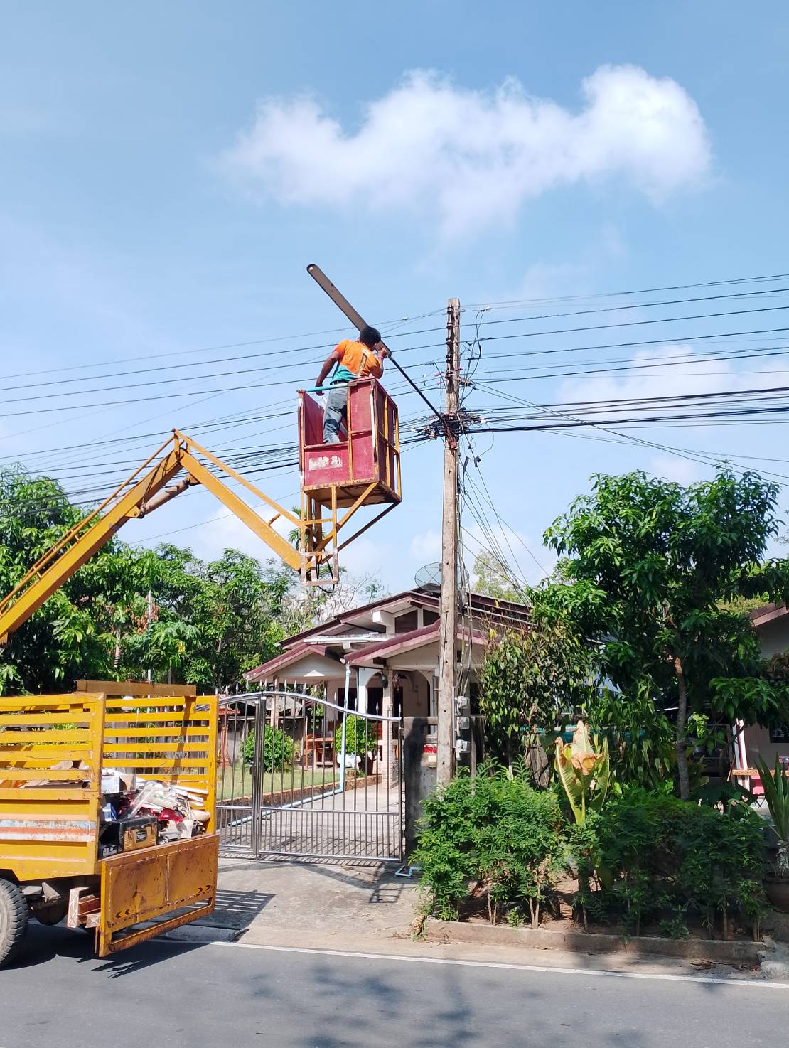 วันพฤหัสบดีที่  25  เมษายน  พ.ศ. 2567  นายศิริชัย  บุญศรี  ผอ.กองช่าง มอบหมายให้พนักงานกองช่างออกพื้นที่ซ่อมแซมไฟฟ้าสาธารณะ หมู่ที่ 1 ตลาดพรุพี