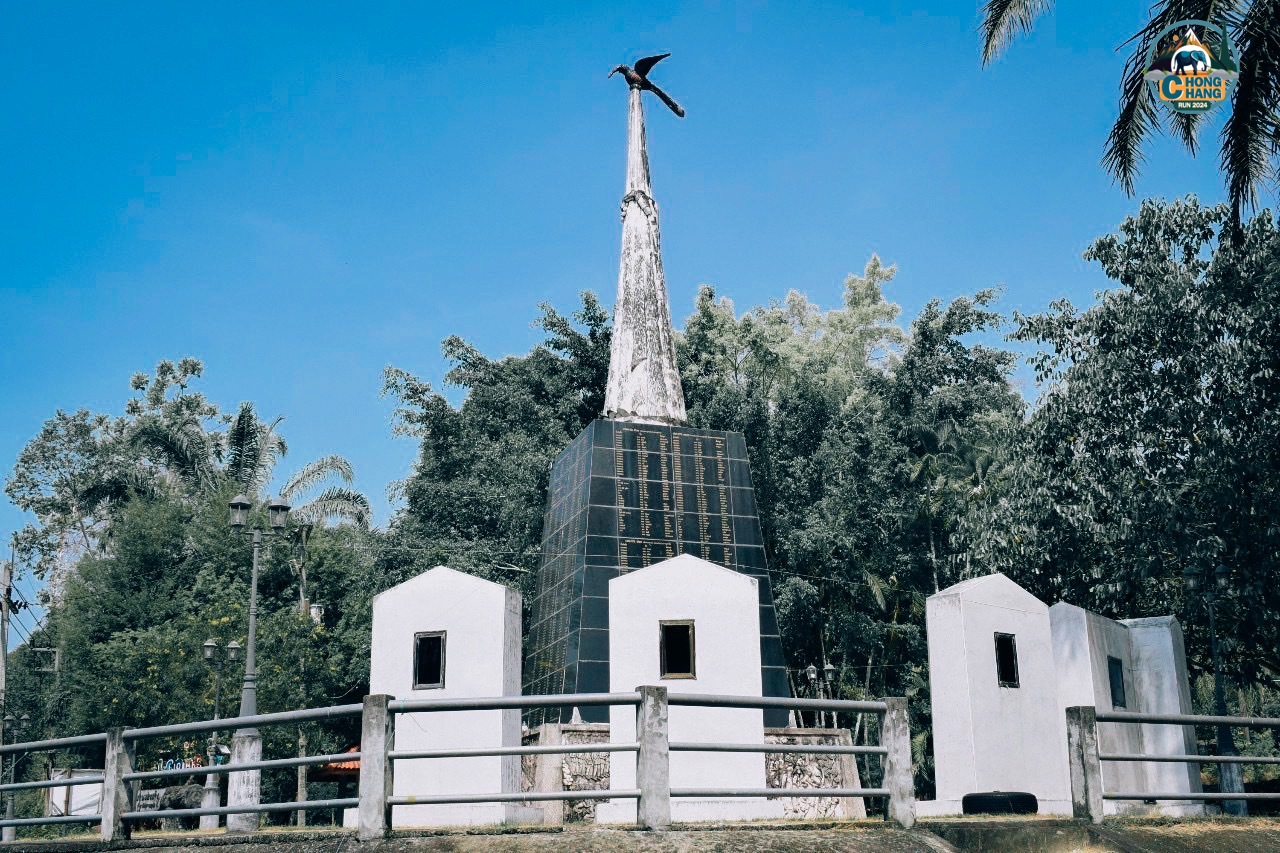 📍จุดเช็คอินที่ 1 เป็นจุดSTART ณ อนุสรณ์สถานบ้านช่องช้าง เป็นจุดรวมเรื่องราวของประวัติศาสตร์หมู่บ้านช่องช้าง ⛰🌻✨