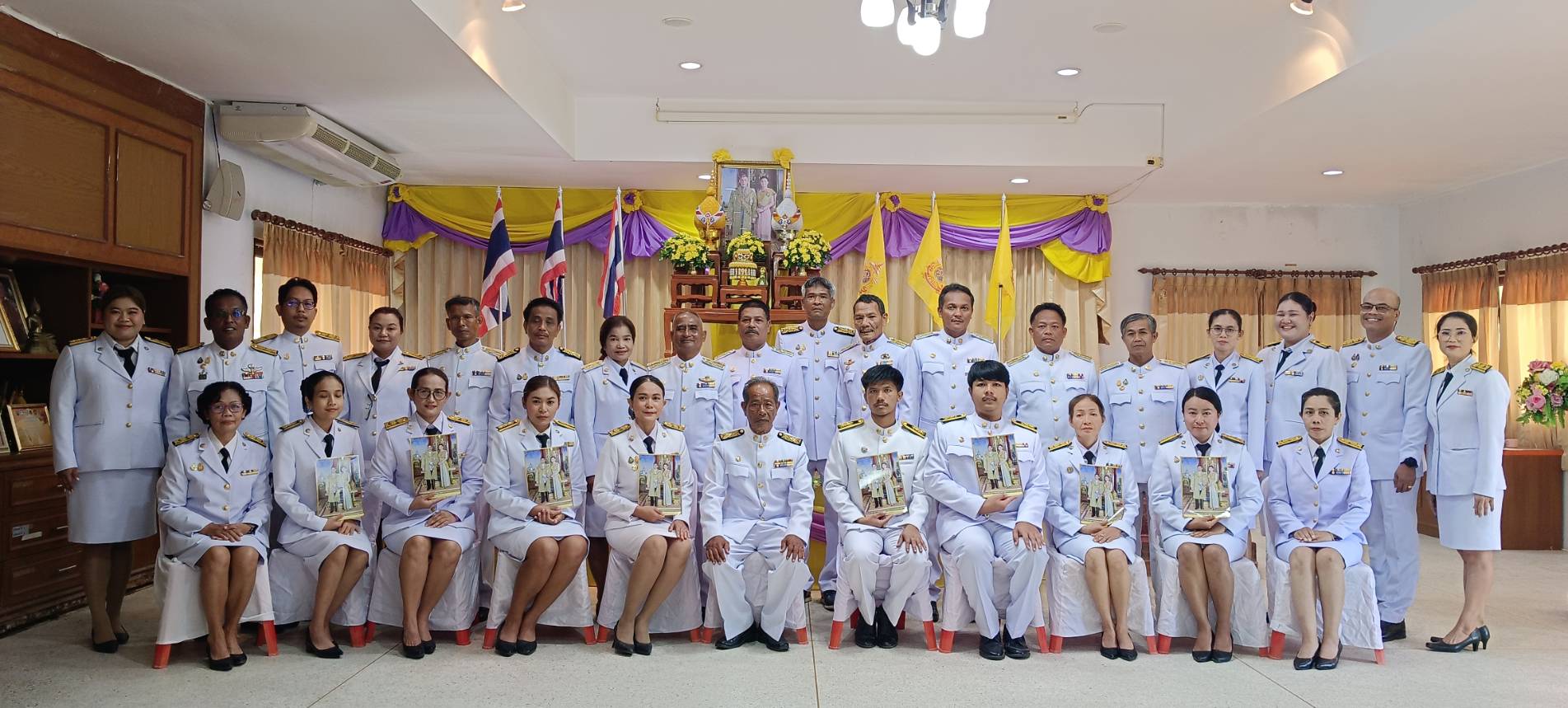 กระทรวงมหาดไทย โดยกรมส่งเสริมการปกครองท้องถิ่น ได้รับพระบรมราชานุญาต
ให้เชิญพระบรมฉายาลักษณ์ พระบาทสมเด็จพระเจ้าอยู่หัว ที่ฉายกับสมเด็จพระนางเจ้า ฯ พระบรมราชินี
ไปจัดพิมพ์เป็นแผ่นภาพขนาด 8.25 x 11.75 นิ้ว (A4) จำนวน 100,000 แผ่น เพื่อเชิญไปประดิษฐาน
ณ สถานศึกษา และหน่วยงานราชการต่าง ๆ เพื่อแสดงความจงรักภักดีและน้อมสำนึกในพระมหากรุณาธิคุณ ต่อสถาบันพระมหากษัตริย์ และให้องค์กรปกครองส่วนท้องถิ่นทุกแห่ง ดำเนินการจัดพิธีรับพระราชทาน
พระบรมฉายาลักษณ์ ให้แก่โรงเรียน และศูนย์พัฒนาเด็กเล็กในสังกัดองค์กรปกครองส่วนท้องถิ่น โดยมี นายสมคิด  ดำฉวาง นายกเทศมนตรีตำบลพรุพี เป็นประธาน ในพิธีพระราชทานพระบรมฉายาลักษณ์ วันจันทร์ที่ 27 พฤษภาคม 2567  เวลา 10.00 น.  ณ ห้องประชุมสภาเทศบาล เทศบาลตำบลพรุพี