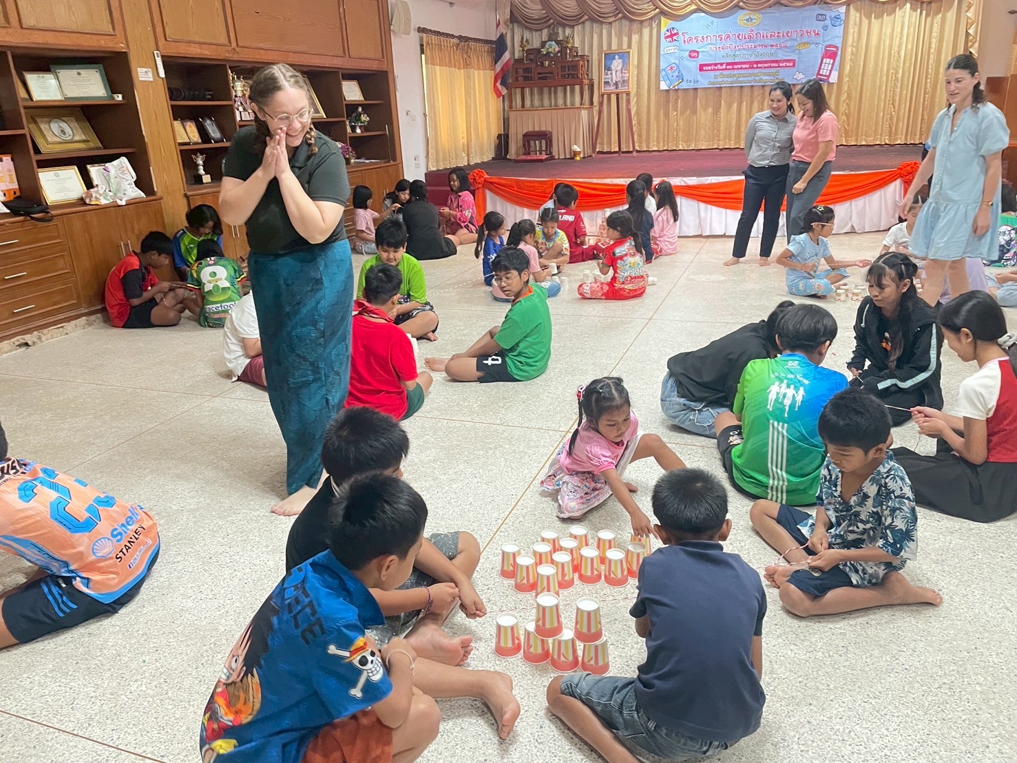 โครงการค่ายเด็กและเยาวชน ประจำปีงบประมาณ 2568 (English Camp) 
เทศบาลตำบลพรุพีจัดกิจกรรมโครงการค่ายภาษาอังกฤษสำหรับเด็กและเยาวชน ระหว่างวันที่ 30 เมษายน – 2 พฤษภาคม 2568 เพื่อเปิดโอกาสให้เด็กๆ ได้พัฒนาทักษะภาษาอังกฤษผ่านกิจกรรมที่สนุกสนานและมีความหมาย
ในวันที่ 3 ของค่าย มีกิจกรรมที่เต็มไปด้วยรอยยิ้มและการเรียนรู้ ได้แก่
💒 Cups Game – กิจกรรมสร้างปราสาทที่สอนให้เด็กๆ ทำงานร่วมกันและสื่อสารอย่างสร้างสรรค์
🎨 Draw a Mural – หัวข้อ “สิ่งที่ทำให้ฉันมีความสุข” เปิดโอกาสให้เด็กๆ ได้ถ่ายทอดความคิดและจินตนาการผ่านศิลปะ
🧀 Cooking Challenge – การแข่งขันทำ Macaroni and Cheese ที่ทั้งอร่อยและเต็มไปด้วยความร่วมมือ
กิจกรรมทั้งหมดได้รับการดูแลและถ่ายทอดโดยอาสาสมัครสันติภาพจากประเทศสหรัฐอเมริกา
🇺🇸 Ms. Tal Carmel และ Ms. Abigayle Lowen ที่มาร่วมแบ่งปันความรู้ ภาษา และกำลังใจให้กับเด็กๆ อย่างอบอุ่น
🌟 ตลอดระยะเวลาในค่าย เด็กๆ ได้พัฒนาทักษะภาษาอังกฤษ ความคิดสร้างสรรค์ การทำงานเป็นทีม และความมั่นใจในตนเอง ในบรรยากาศที่เป็นมิตร สนุกสนาน และเปี่ยมด้วยพลังบวก
เทศบาลตำบลพรุพีขอขอบคุณผู้มีส่วนร่วมทุกท่านที่ร่วมกันสร้างพื้นที่แห่งการเรียนรู้ดีๆ ให้กับเยาวชนในชุมชนของเรา