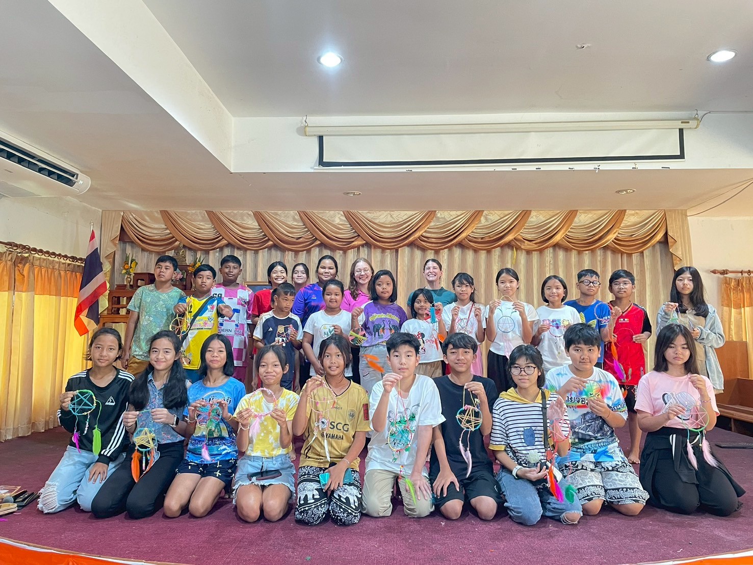 โครงการค่ายเด็กและเยาวชน ประจำปี 2568 (English Camp)
ระหว่างวันที่ 30 เมษายน – 2 พฤษภาคม 2568
ณ เทศบาลตำบลพรุพี จังหวัดสุราษฎร์ธานี
🗓 วันที่ 1 ของกิจกรรมค่ายฯ ได้จัดกิจกรรมส่งเสริมการเรียนรู้ภาษาอังกฤษผ่านกระบวนการเรียนรู้แบบมีส่วนร่วม (Active Learning) โดยมี อาสาสมัครชาวสหรัฐอเมริกา ได้แก่ Ms. Tal Carmel และ Ms. Abigayle Lowen ร่วมเป็นผู้นำกิจกรรม ถ่ายทอดความรู้และวัฒนธรรมให้กับเด็กและเยาวชนอย่างใกล้ชิด
กิจกรรมประกอบด้วย
🔸 Dreamcatcher Workshop
ฝึกประดิษฐ์ Dreamcatcher พร้อมเรียนรู้คำศัพท์ภาษาอังกฤษ และเข้าใจวัฒนธรรมพื้นเมืองอเมริกัน เสริมสมาธิและความคิดสร้างสรรค์
🔸 American Pop Culture Challenge
กิจกรรมตอบคำถามเกี่ยวกับวัฒนธรรมสมัยนิยมของสหรัฐอเมริกา ฝึกทักษะการฟัง การคิดวิเคราะห์ และทำงานเป็นทีม
🔸 Monster Drawing
กิจกรรมวาดภาพมอนสเตอร์พร้อมอธิบายลักษณะเป็นภาษาอังกฤษ ส่งเสริมจินตนาการและการสื่อสาร
🔸 Relay Races
เกมวิ่งผลัดที่มีการใช้ภาษาอังกฤษในการสื่อสาร พัฒนาทั้งร่างกาย การทำงานร่วมกัน และทักษะทางภาษาในสถานการณ์จริง
📷 กิจกรรมในวันนี้เป็นไปอย่างสนุกสนาน สร้างแรงบันดาลใจ และเปิดโอกาสให้เยาวชนได้เรียนรู้ภาษาอังกฤษกับเจ้าของภาษาอย่างมีประสิทธิภาพ