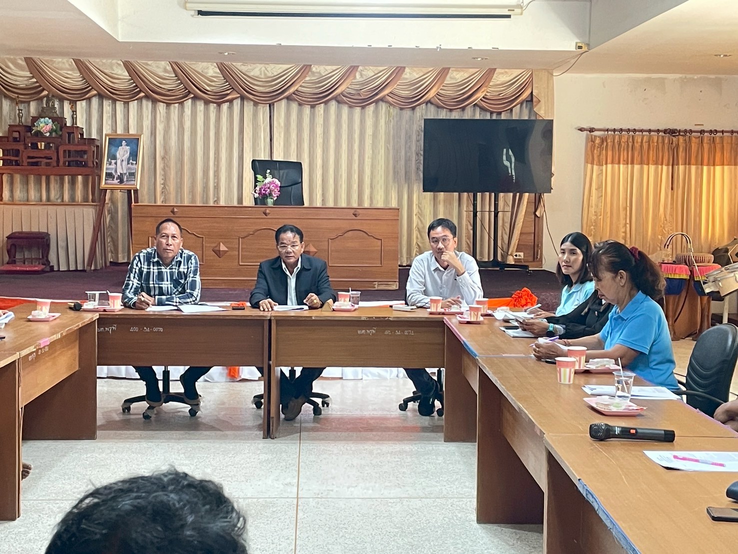 ประชุมหารือข้อราชการกองการศึกษา ประจำปี 2568 เพื่อเตรียมความพร้อมกิจกรรมเดือนกรกฎาคม
วันที่ 27 มิถุนายน 2568 เวลา 14.00 น.
กองการศึกษา เทศบาลตำบลพรุพี ได้จัดประชุมร่วมกับสมาชิกสภาเทศบาล คณะผู้บริหาร รองปลัดเทศบาล และหัวหน้าส่วนราชการ
ณ ห้องประชุมเทศบาลตำบลพรุพี
เพื่อเตรียมความพร้อมในการดำเนินงานและสนับสนุนกิจกรรมสำคัญของชุมชนในเดือนกรกฎาคม 2568 ได้แก่:
1️⃣ การแข่งขันกีฬาระหว่างหมู่บ้านจุฬาภรณ์ ประจำปี 2568
📅 วันที่ 4 กรกฎาคม 2568 ณ โรงเรียนบ้านบางตะเภา อำเภอทุ่งใหญ่ จังหวัดนครศรีธรรมราช
2️⃣ เทศบาลตำบลพรุพีร่วมส่งขบวนรถพฤกษชาติเข้าร่วมประกวด
ใน งานเทศกาลเงาะโรงเรียนนาสาร (GI)
📅 วันที่ 8 กรกฎาคม 2568
3️⃣ โครงการจัดกิจกรรมวันเข้าพรรษา
จัดกิจกรรมแห่เทียนพรรษา จากหน้าตลาดพรุพี ไปยังวัดสุคนธาวาส
📅 วันที่ 9 กรกฎาคม 2568 
4️⃣ โครงการแข่งขันกีฬาพรุพี–ควนศรีเกมส์
โดยปีนี้เทศบาลตำบลควนศรีเป็นเจ้าภาพ
📅 วันที่ 17–18 กรกฎาคม 2568
5️⃣  กิจกรรม Big Cleaning Day เพื่อเฉลิมพระเกียรติและถวายพระราชกุศลเนื่องในโอกาสวันเฉลิมพระชนมพรรษาของพระบาทสมเด็จพระเจ้าอยู่หัว ประจำปี2568
📅 วันที่ 25 กรกฎาคม 2568 ณ วัดสุคนธาวาส เวลา 13.00 น.