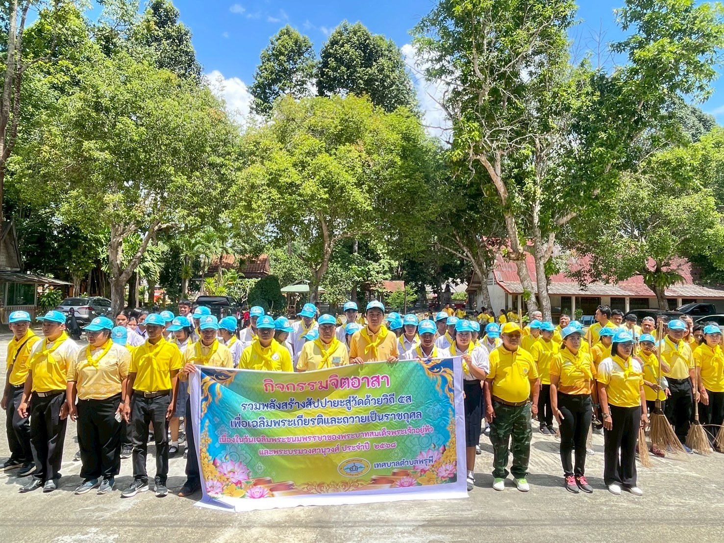 ภาพบรรยากาศกิจกรรมจิตอาสา “รวมพลังสร้างสัปปายะสู่วัด ด้วยวิถี 5 ส. (Big Cleaning Day)”
เพื่อถวายเป็นราชกุศลและเฉลิมพระเกียรติ เนื่องในโอกาส วันเฉลิมพระชนมพรรษา พระบาทสมเด็จพระเจ้าอยู่หัว และพระบรมวงศานุวงศ์ ประจำปี พ.ศ. 2568
ภายใต้แนวคิด 5 ส. เพื่อสร้างวัดที่สะอาด ร่มเย็น และเป็นสุขภาพสังคมอันดีงาม
🗓 วันที่ วันศุกร์ที่ 25 กรกฎาคม พ.ศ. 2568
📍 สถานที่ วัดสุคนธาวาส ตำบลพรุพี อำเภอบ้านนาสาร จังหวัดสุราษฎร์ธานี
👤 ประธานพิธีเปิด นายนิติเทพ ศรีสุข นายกเทศมนตรีตำบลพรุพี