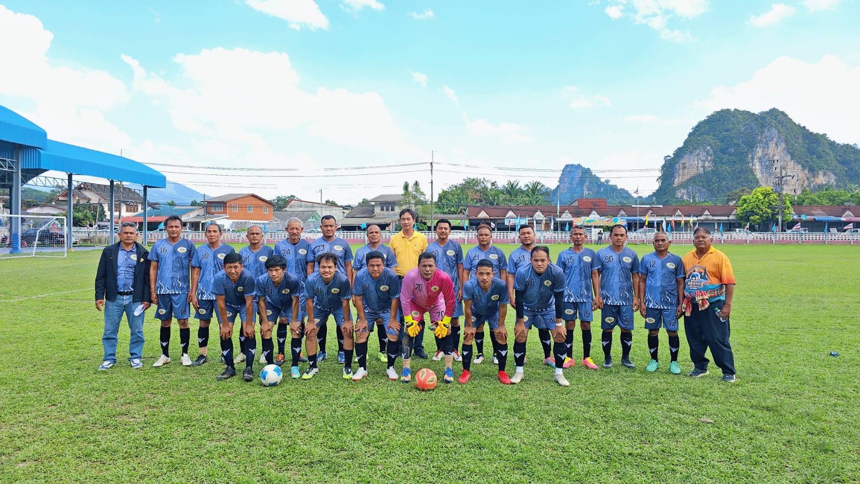 🏆⚽🏐 วันที่ 19 สิงหาคม 2568
เทศบาลตำบลพรุพี เข้าร่วมการแข่งขัน กีฬาต้านยาเสพติด อปท.คัพ 2568
โดยได้ส่งเข้าร่วม 2 ประเภทกีฬา ได้แก่ ฟุตบอล และวอลเลย์บอล
📍 นัดแรกพบกับทีมอำเภอบ้านนาสาร
ณ สนามกีฬาโรงเรียนบ้านนาสาร