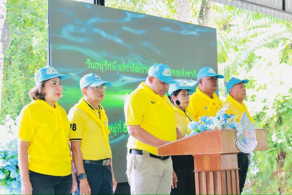 วันพฤหัสบดี ที่ 4 กันยายน 2568 เวลา 09.30 - 12.00 น. นายนิติเทพ ศรีสุข นายกเทศมนตรีตำบลพรุพี ได้มอบหมายให้ นายพรชัย ชูชาติ รองนายกเทศมนตรีตำบลพรุพี เข้าร่วมกิจกรรมจิตอาสาอนุรักษ์ และพัฒนาแม่น้ำ คู คลอง ณ ศาลาประจำหมู่บ้าน หมู่ที่ 5 ตำบลควนศรี อำเภอบ้านนาสาร จังหวัดสุราษฎร์ธานี โดยมีนายอุทัย เทือกสุบรรณ นายอำเภอบ้านนาสาร เป็นประธานในพิธี