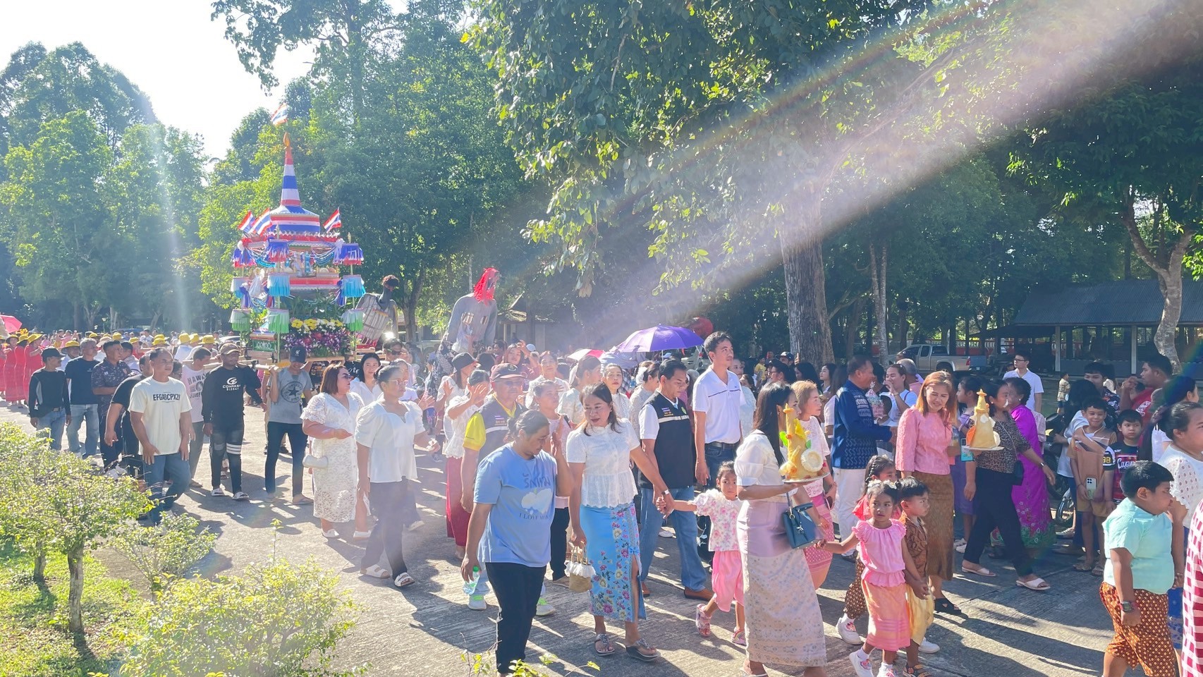 ✨ ประเพณีวันสารทเดือนสิบ ประจำปี 2568 ✨
วันที่ 22 กันยายน 2568 ทั้ง 7 หมู่บ้านในตำบลพรุพี ร่วมกันจัดขบวนแห่เดินไปยังวัดสุคนธาวาส เพื่อทำบุญอุทิศส่วนกุศลแก่บรรพบุรุษ 🪔🌾 🪔🌾
เทศบาลตำบลพรุพีได้ให้การสนับสนุนงบอุดหนุนแก่หมู่บ้าน และร่วมเดินขบวนไปพร้อมกับพี่น้องประชาชน เพื่อร่วมกันสืบสานประเพณีอันดีงามของท้องถิ่นให้คงอยู่สืบไป