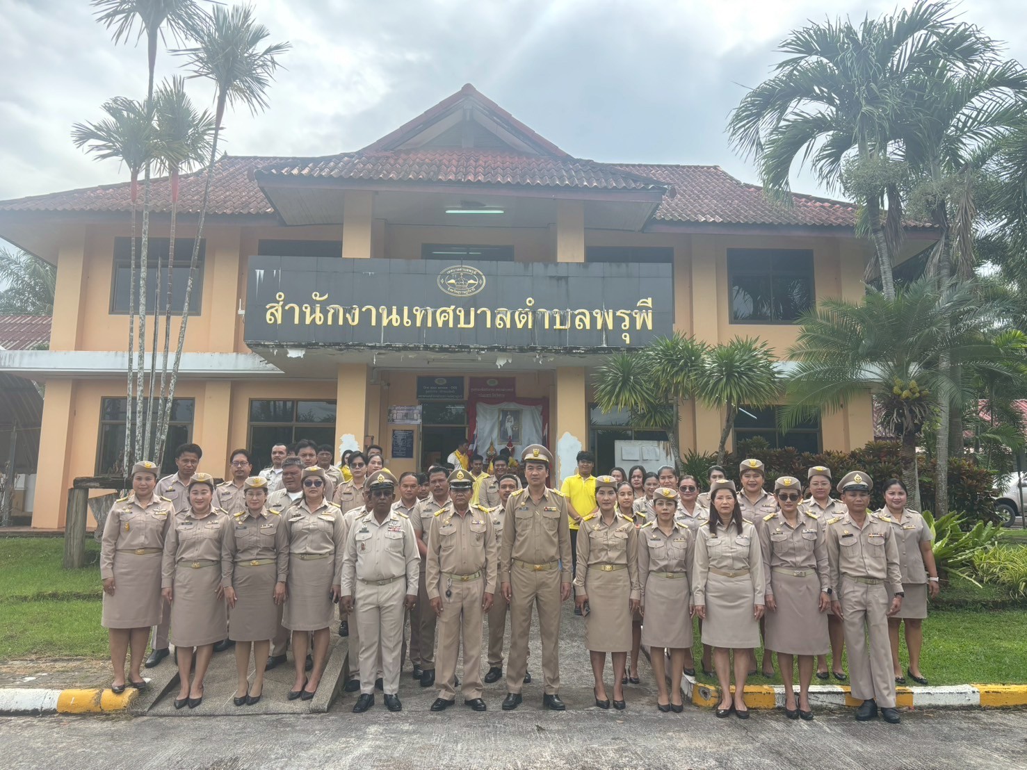 🗓️ วันที่ ๒๙ กันยายน ๒๕๖๘ เวลา ๐๘.๐๐ น. นายนิติเทพ  ศรีสุข นายกเทศมนตรีตำบลพรุพี นำผู้บริหารท้องถิ่น ปลัดเทศบาล หัวหน้าส่วนราชการ ข้าราชการ พนักงานเทศบาล พนักงานจ้าง ร่วมกิจกรรมเนื่องในวันพระราชทานธงชาติไทย ๒๘ กันยายน (Thai National Flag Day) ประจำปี ๒๕๖๘ เคารพธงชาติ ร้องเพลงชาติไทย ณ บริเวณลานหน้าเสาธงเทศบาลตำบลพรุพี  เพื่อเป็นการสร้างความภาคภูมิใจของคนในชาติและเป็นการน้อมรำลึกในพระมหากรุณาธิคุณของพระบาทสมเด็จพระมงกุฎเกล้าเจ้าอยู่หัวที่ทรงพระราชทานธงไตรรงค์เป็นธงชาติไทย และเป็นการสร้างความภาคภูมิใจในวันพระราชทานธงชาติไทย