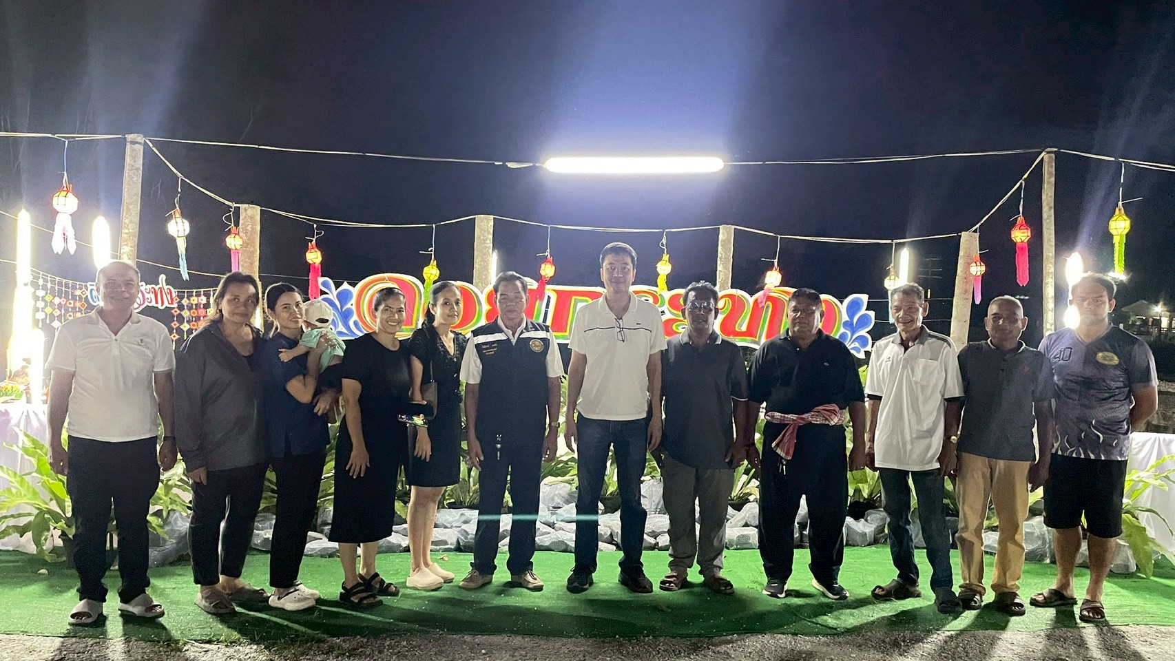 ✨ เทศบาลตำบลพรุพีร่วมสืบสานประเพณีลอยกระทง ประจำปี 2568 ✨
วันที่ 5 พฤศจิกายน 2568 เทศบาลตำบลพรุพี อำเภอบ้านนาสาร จังหวัดสุราษฎร์ธานี จัดกิจกรรม “ลอยกระทงริมคลองสูญ” เพื่อส่งเสริมและอนุรักษ์ประเพณีอันดีงามของไทยให้คงอยู่สืบไป 💧🌕
ในปีนี้อยู่ในช่วงไว้ทุกข์ แสดงความอาลัยต่อ สมเด็จพระนางเจ้าสิริกิติ์ พระบรมราชินีนาถ พระบรมราชชนนีพันปีหลวง เทศบาลจึงงดจัดกิจกรรมการแสดง แสง สี เสียง และการประกวดต่าง ๆ เพื่อความเหมาะสมกับบรรยากาศแห่งความอาลัย โดยคงไว้เพียงกิจกรรมการลอยกระทงตามวิถีไทยอันงดงามเท่านั้น
ทั้งนี้กองการศึกษา ขอขอบคุณคณะผู้บริหารและสมาชิกสภาเทศบาลตำบลพรุพี ที่ให้การสนับสนุนและเข้าร่วมกิจกรรมในครั้งนี้
ขอขอบคุณพนักงานกองช่างเทศบาลตำบลพรุพีและผู้ที่เกี่ยวข้อง ที่ได้จัดเตรียมและตกแต่งสถานที่อย่างเรียบร้อยสวยงาม
ขอขอบคุณพนักงานเทศบาลตำบลพรุพีทุกคน ที่ให้ความร่วมมือในการเข้าร่วมกิจกรรม
พร้อมทั้ง ขอขอบคุณเจ้าหน้าที่รักษาความปลอดภัย ที่ปฏิบัติหน้าที่ด้วยความตั้งใจ ดูแลความปลอดภัยและอำนวยความสะดวกให้แก่ประชาชนตลอดการจัดงาน