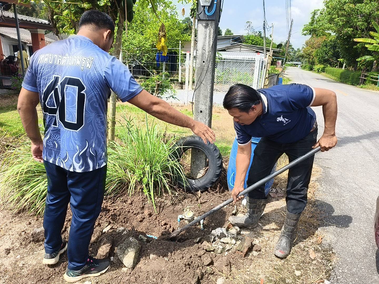 วันพุธที่ 12 พฤศจิกายน พ.ศ. 2568  นายศิริชัย  บุญศรี  ผอ.กองช่าง มอบหมายให้พนักงานผลิตน้ำประปาออกพื้นที่ตัดอุดท่อน้ำที่ไม่ผ่านมิเตอร์ หมู่ที่ 5 , ซ่อมท่อหน้ามิเตอร์น้ำประปา หมู่ที่ 5 คลองสูญ และหมู่ที่ 1 ซ.สันติสุข
