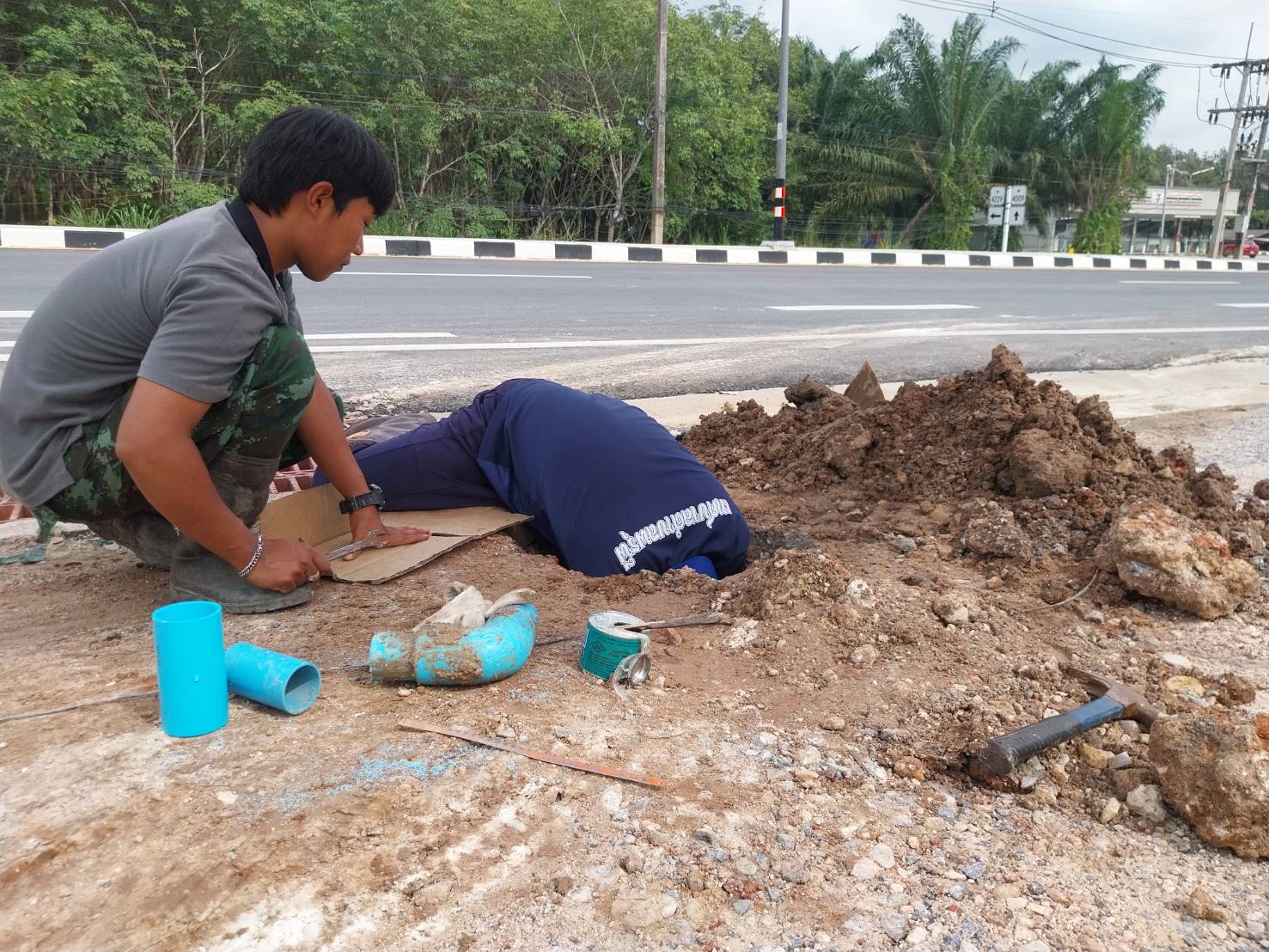 วันพฤหัสบดีที่ 13 พฤศจิกายน พ.ศ. 2568  นายศิริชัย  บุญศรี  ผอ.กองช่าง มอบหมายให้พนักงานผลิตน้ำประปาออกพื้นที่เติมสารปรับปรุงคุณภาพน้ำประปา หมู่ที่ 4 อ่าวเจริญ , ซ่อมท่อเมนประปา หมู่ที่ 6 แยกช่องช้าง