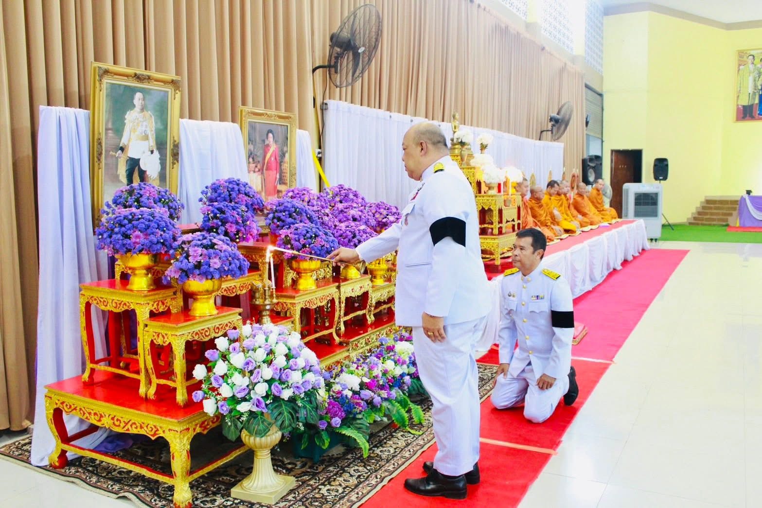 🗓️ วันอังคารที่25 พฤศจิกายน 2568  
🕊️ นายนิติเทพ  ศรีสุข  นายกเทศมนตรีตำบลพรุพี  นายพรชัย  ชูชาติ  รองนายกเทศมนตรีตำบลพรุพี นายไพโรจน์  ยงทิว รองนายกเทศมนตรีตำบลพรุพี นางสาวนิภัทรา  พัฒนชู เลขานุการนายกฯ นางสาวกนกณัฐ  อนุพงศ์ รองปลัดเทศบาล รักษาราชการแทน ปลัดเทศบาล พร้อมด้วย สมาชิกสภาเทศบาล หัวหน้าส่วนราชการ และ พนักงานเทศบาลตำบลพรุพี เข้าร่วมกิจกรรมเฉลิมพระเกียรติพระบาทสมเด็จพระมงกุฎเกล้าเจ้าอยู่หัว เนื่องในโอกาสวันคล้ายวันสวรรคตครบ 100 ปี 25 พฤศจิกายน 2568 และงานเฉลิมพระเกียรติ สมเด็จพระเจ้าภคินีเธอ เจ้าฟ้าเพชรรัตนราชสุดา สิริโสภาพัณณวดี เนื่องในโอกาสวันคล้ายวันประสูติครบ 100 ปี 24 พฤศจิกายน 2568 ดังนี้
✅ 1. เวลา 07.00 น.  ร่วมพิธีเจริญพระพุทธมนต์และทำบุญตักบาตรถวายพระราชกุศลแด่พระบาทสมเด็จพระมงกุฎเกล้าเจ้าอยู่หัว เนื่องในโอกาสวันคล้ายวันสวรรคตครบ 100 ปี 25 พฤศจิกายน 2568 และถวายพระกุศลแด่สมเด็จพระเจ้าภคินีเธอ เจ้าฟ้าเพชรรัตนราชสุดา สิริโสภาพัณณวดี เนื่องในโอกาสวันคล้ายวันประสูติครบ 100 ปี 24 พฤศจิกายน 2568
✅ 2. เวลา 08.30 น. ร่วมพิธีวางพวงมาลาถวายราชสักการะพระบาทสมเด็จพระมงกุฎเกล้าเจ้าอยู่หัว เนื่องในโอกาสวันคล้ายวันสวรรคตครบ 100 ปี 25 พฤศจิกายน 2568 ณ ศาลาประชาคมอำเภอบ้านนาสาร (พวงมาลาโทนสีม่วงหรือสีน้ำเงิน)