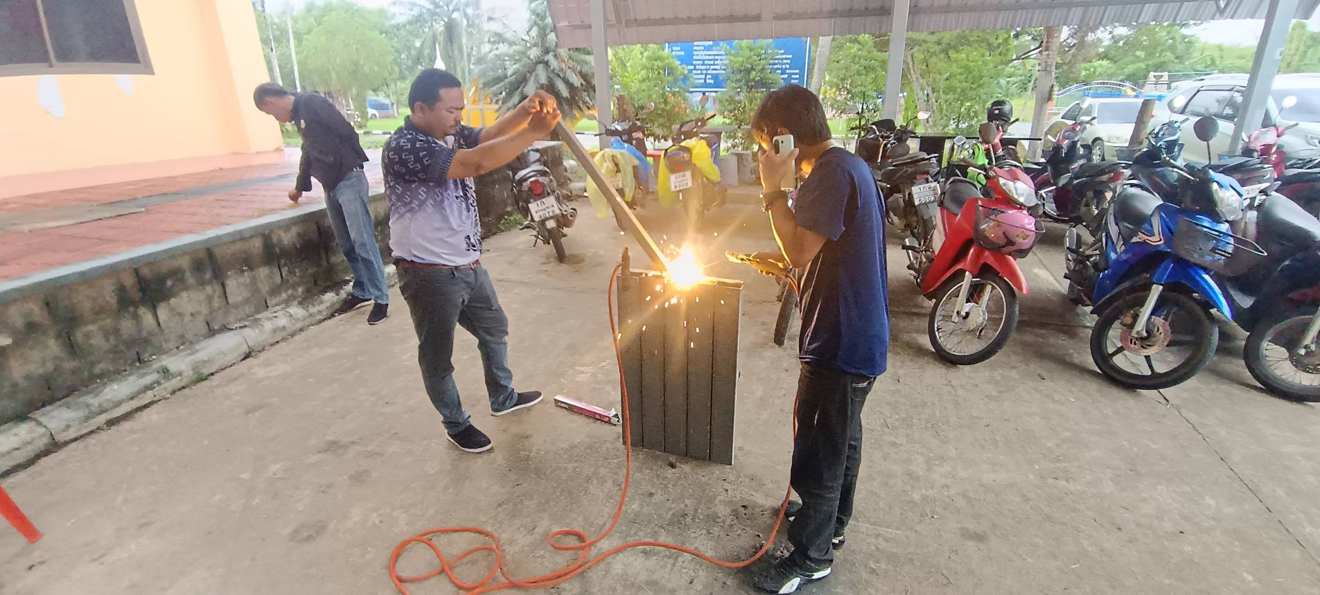 วันศุกร์ที่ 21 พฤศจิกายน พ.ศ. 2568  นายศิริชัย  บุญศรี  ผอ.กองช่าง พร้อมกับพนักงานกองช่างออกพื้นที่แก้ไขท่อระบายน้ำชำรุด หมู่ที่ 2 บริเวณหน้าโรงน้ำ อดีตผู้ใหญ่เทา