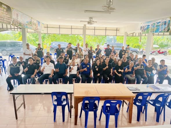 🗓️วันพฤหัสบดี ที่ 4 ธันวาคม 2568  เวลา 13.00 น.
นายนิติเทพ ศรีสุข นายกเทศมนตรีตำบลพรุพี นายพรชัย ชูชาติ รองนายกเทศมนตรีตำบลพรุพี นายไพโรจน์ ยงทิว รองนายกเทศมนตรีตำบลพรุพี นางสาวนิภัทรา พัฒนชู เลขานุการนายกเทศมนตรี นางสาวกนกณัฐ อนุพงศ์ รองปลัดเทศบาล รักษาราชการแทน ปลัดเทศบาลตำบลพรุพี นายศิริชัย บุญศรี ผู้อำนวยการกองช่าง พร้อมด้วย สมาชิกสภาเทศบาลประกอบด้วย นายมงคล สิทธิชัย นายสุริยา ประพันธ์ นายชูเกียรติ ทวีแก้ว นายยุทธนา แสงสุวรรณ นายธีระยุทธ ธราพร นายสุรินทร์ ธราวุฒิได้เข้าร่วมการประชุมการรับฟังความคิดเห็นและความเดือดร้อนของประชาชน เพื่อขับเคลื่อนโครงการก่อสร้างถนนสายบ้านไทรห้อง – บ้านพรุพี อำเภอบ้านนาสาร เชื่อมต่อ อำเภอเวียงสระ จังหวัดสุราษฎร์ธานี จัดโดยองค์การบริหารส่วนจังหวัดสุราษฎร์ธานี ภายใต้การนำของ นางโสภา กาญจนะ นายกองค์การบริหารส่วนจังหวัดสุราษฎร์ธานี ณ ศาลาประชุมหมู่บ้านหมู่ที่ 5 ตำบลพรุพี อำเภอบ้านนาสาร จังหวัดสุราษฎร์ธานี โดยมีผู้นำท้องที่ ผู้นำชุมชน ประชาชนภายในเขตพื้นที่และอำเภอเวียงสระเข้าร่วมการประชุมในครั้งนี้ด้วย