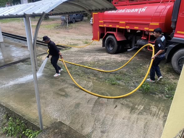 🗓️วันที่   12  ธันวาคม  2568  เวลา  011.20  น.
🚒งานป้องกันและบรรเทาสาธารณภัย ฝ่ายปกครอง สำนักปลัด  ได้ดำเนินการล้างทำความสะอาดศาลาวัดสุคนธาวาส หมูที่ 4 ตำบลพรุพี  และ ส่งน้ำงานศพหมู่ที่ 5 ตำบลพรุพี