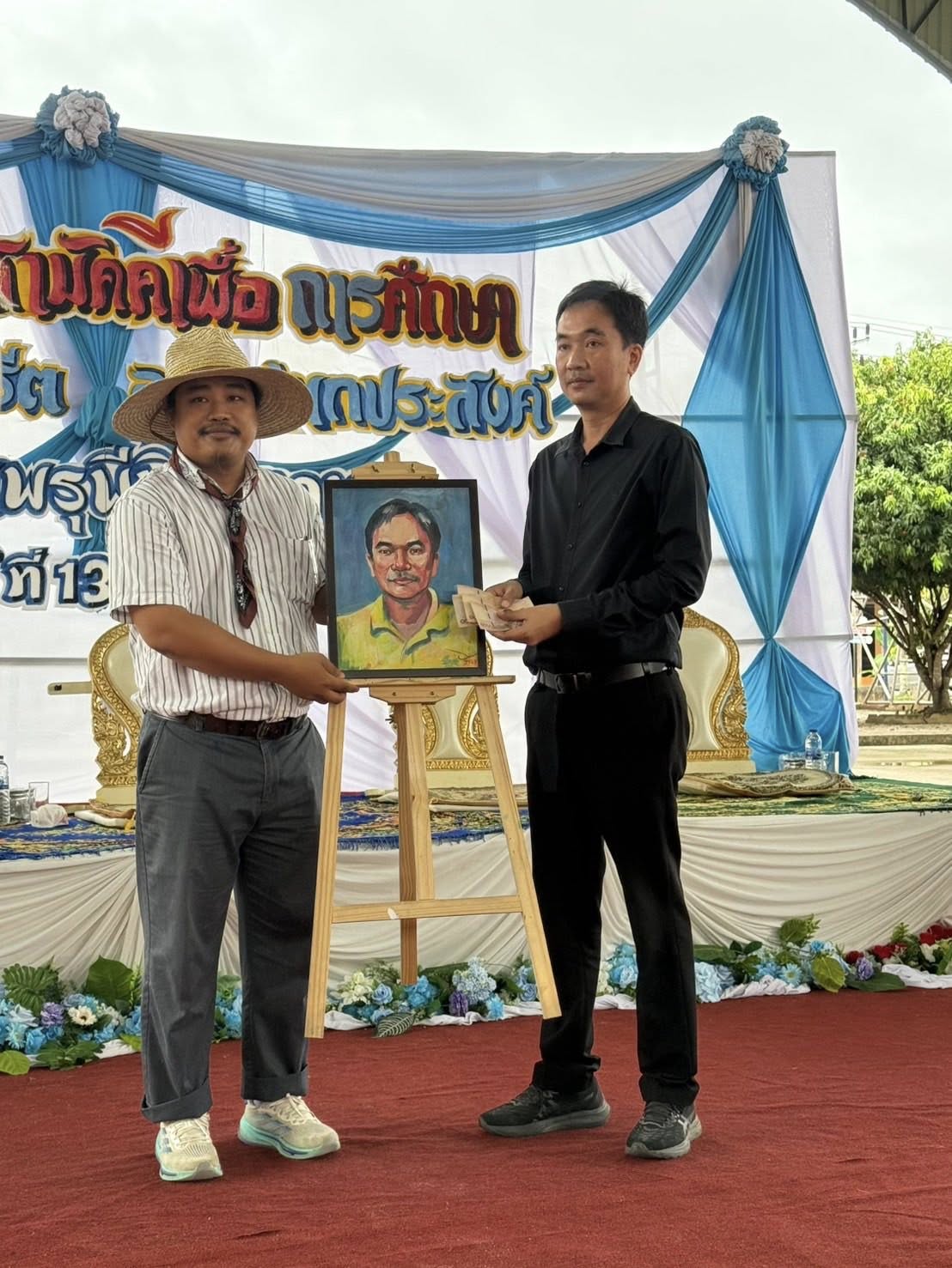 🗓️วันเสาร์ ที่ 13 ธันวาคม 2568 เวลา 09.30 น.
นายอุทัย เทือกสุบรรณ นายอำเภอบ้านนาสาร ได้กล่าวต้อนรับเจ้าภาพทอดผ้าป่าสามัคคีทุกคณะ นำโดย นายนิติเทพ ศรีสุข นายกเทศมนตรีตำบลพรุพี เป็นประธานฝ่ายฆราวาสในการทอดผ้าป่าสามัคคีเพื่อพัฒนาการศึกษา พร้อมด้วยนายมงคล สิทธิชัยประธานสภาเทศบาลตำบลพรุพี คณะผุ้บริหารเทศบาลตำบลพรุพี สมาชิกสภา พนักงานเทศบาล และเจ้าภาพผ้าป่าทุกฝ่าย ณ โรงเรียนพรุพีพิทยาคม วัตถุประสงค์ ในการทอดผ้าป่าครั้งนี้เพื่อสมทบทุนสร้างพื้นคอนกรีตให้กับหลังคาคลุมลานอเนกประสงค์ขนาดใหญ่ (31 x 52 ตร.ม.)