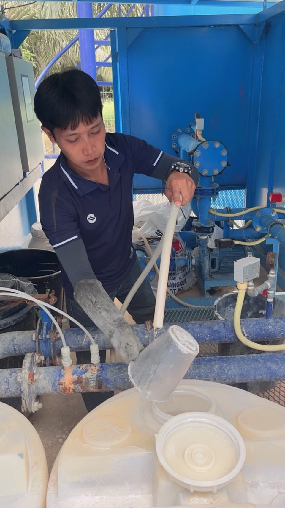 วันพฤหัสบดีที่ 9 กรกฎาคม พ.ศ. 2569  นายศิริชัย  บุญศรี  ผอ.กองช่าง มอบหมายให้พนักงานผลิตน้ำประปาออกพื้นที่เติมสารปรับปรุงคุณภาพน้ำประปา หมู่ที่ 4 อ่าวเจริญ