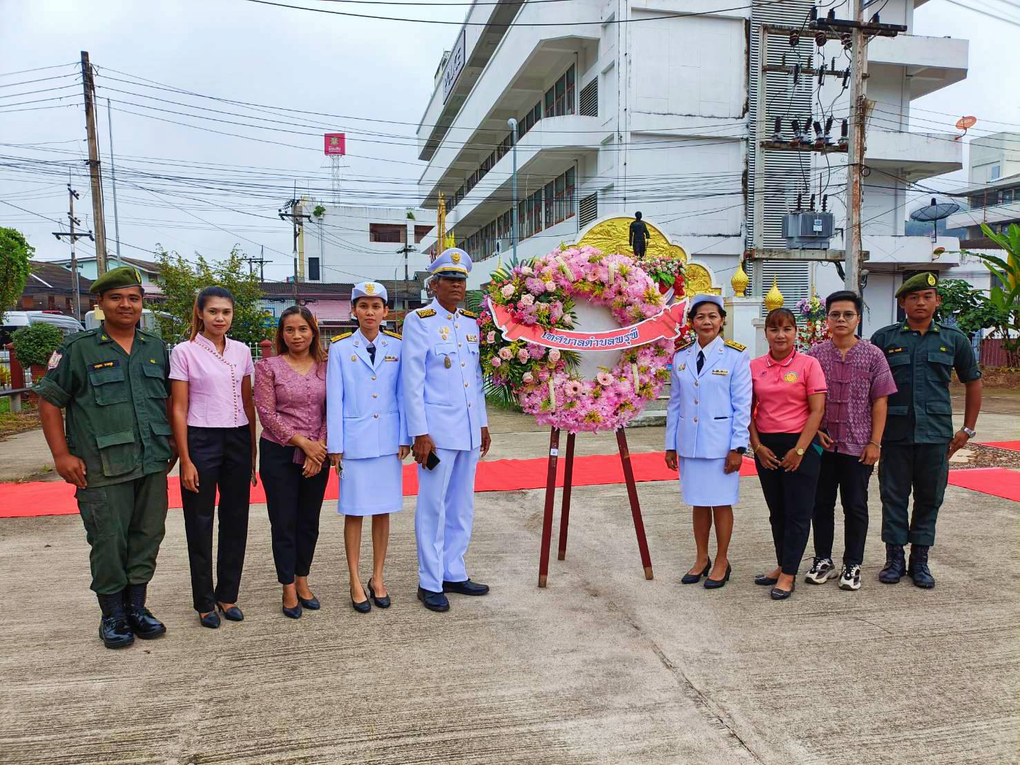 น้อมรำลึกในพระมหากรุณาธิคุณ เนื่องในวันปิยะมหาราช วันจันทร์ที่ 23 ตุลาคม 2566 เวลา 07.30  น  เทศบาลตำบลพรุพี นำโดย นายบุญเลิศ รอดศรี ตำแหน่ง รองนายกเทศมนตรีตำบลพรุพี  พร้อมข้าราชการ และพนักงานเทศบาลตำบล พรุพี ร่วมพิธีวางพวงมาลา  เนื่องในโอกาสวันคล้ายวันสวรรคต พระบาทสมเด็จพระปรมินทรมหาจุฬาลงกรณ์ พระจุลจอมเกล้าเจ้าอยู่หัว เพื่อเป็นการแสดงออกถึงความจงรักภักดี และน้อมรำลึกในพระมหากรุณาธิคุณ ที่พระองค์ทรงมีต่อพสกนิกรชาวไทยอย่างหาที่สุดมิได้ ณ ที่ว่าการอำเภอบ้านนาสาร จังหวัดสุราษฎร์ธานี