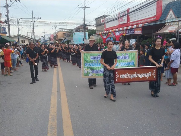 กิจกรรมงานเงาะโรวเรียนนาสาร จัดทำรถบุปชาติเข้าร่วมอย่างสวยงาม