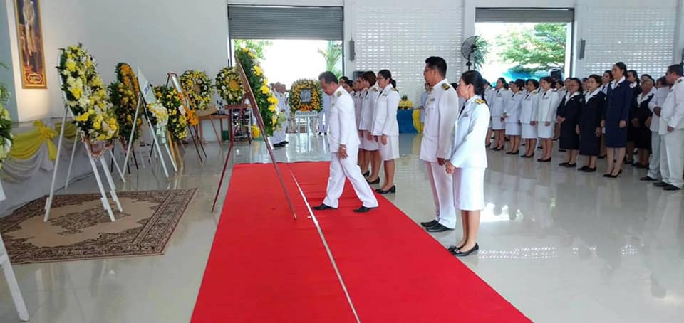 เทศบาลตำบลพรุพีร่วมพิธีวางพวงมาลา เนื่องในวันคล้ายวันสวรรคตในหลวง รัชกาลที่ 9 วันที่ 13 ตุลาคม 2561 ณ ที่ว่าการอำเภอบ้านนาสาร