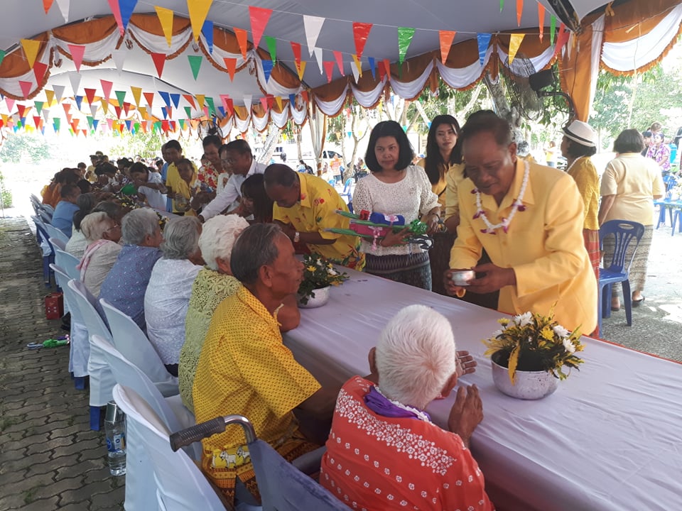 วันผู้สูงอายุ ประจำปี 2562 ณ วัดสุคนธาวาส วันที่ 13 เมษายน ของทุกปี ร่วมสืบสานประเพณี สรงน้ำพระ รดน้ำขอพรผู้สูงอายุ