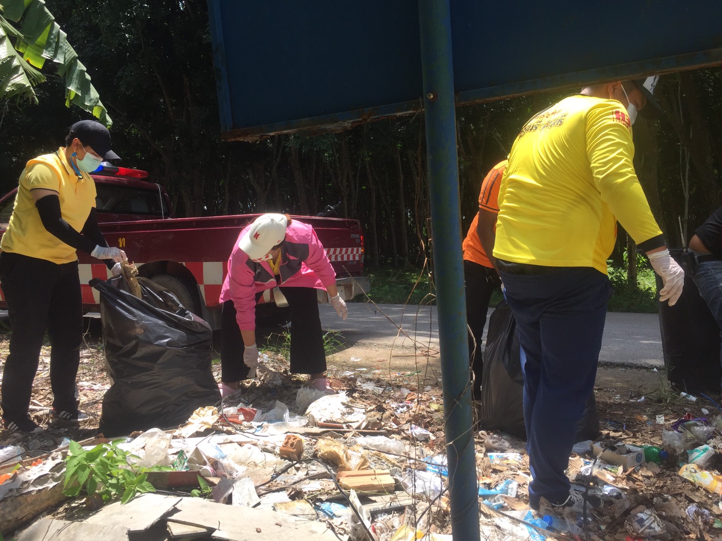 งานสาธารณสุข และสิ่งแวดล้อม ฝ่ายปกครอง ลงพื้นที่ปรับภูมิทัศน์ และเก็บขยะตกค้างบริเวณซอยข้างไปรษณีย์ ในวันที่ 23 กรกฎาคม 2563 