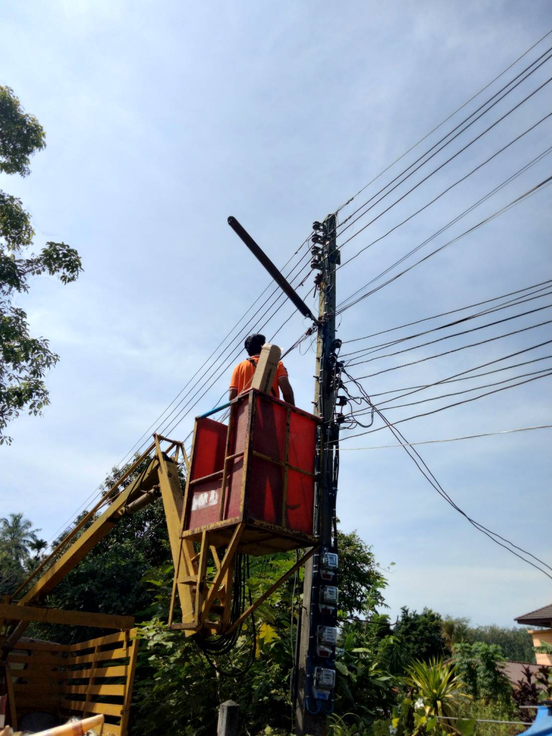 นายช่างไฟฟ้าพร้อมกับพนักงานไฟฟ้า ลงพื้นที่ซ่อมไฟฟ้าสาธารณะ ซอยทิดฉ่ำ หมู่ที่ 1