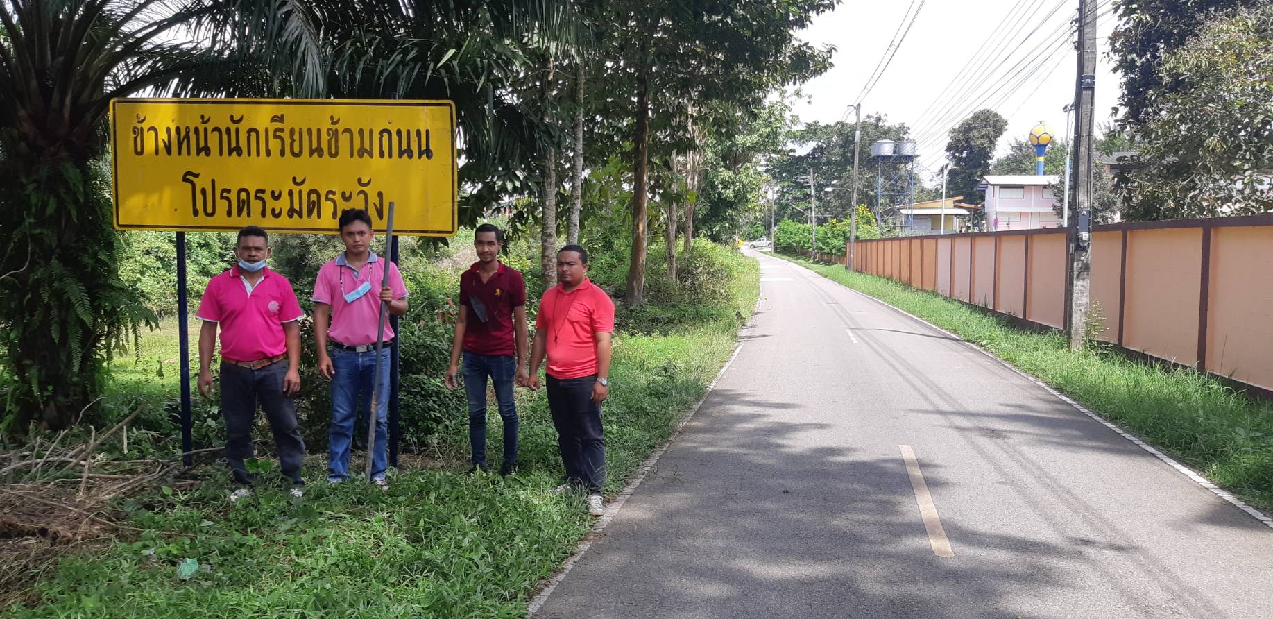 เทศบาลตำบลพรุพี ขอขอบคุณทางหลวงเวียงสระที่สนับสนุนป้าย และทีมงานกองช่าง ทต.พรุพี ที่ติดตั้งแล้วเสร็จ เพื่อความปลอดภัยงานทาง บริเวณทางผ่าน โรงเรียนราชประชานุเคราะห์ 12