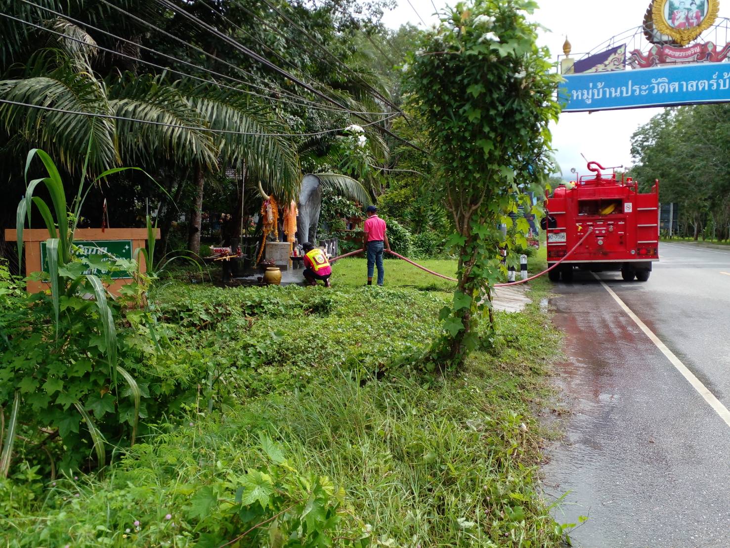 งานป้องกันและบรรเทาสาธารณภัย ฝ่ายปกครอง สำนักปลัด ล้างทำความสะอาดบริเวณสี่แยกบ้านช่องช้าง