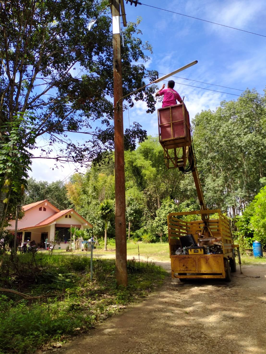 นายช่างไฟฟ้าพร้อมพนักงานไฟฟ้าเทศบาลตำบลพรุพี ลงพื้นที่ซ่อมไฟฟ้าสาธารณะ บริเวณพื้นที่หมู่ที่ 3 บ้านอินทนิลงามฝั่งตะวันออก