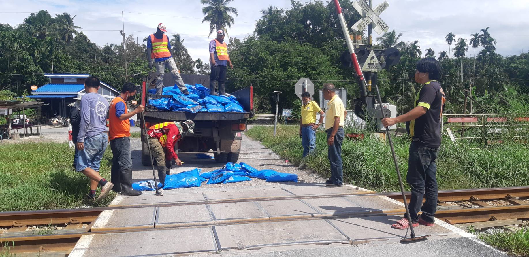 ทต.พรุพี ร่วมกับ อบจ.สฎ. ซ่อมถนนที่ชำรุดบริเวณทางตัดรถไฟหมู่ที่ 5 บ้านคลองสูญ#ขอขอบคุณผู้สนับสนุนทุกๆท่านที่ให้ความช่วยเหลือ