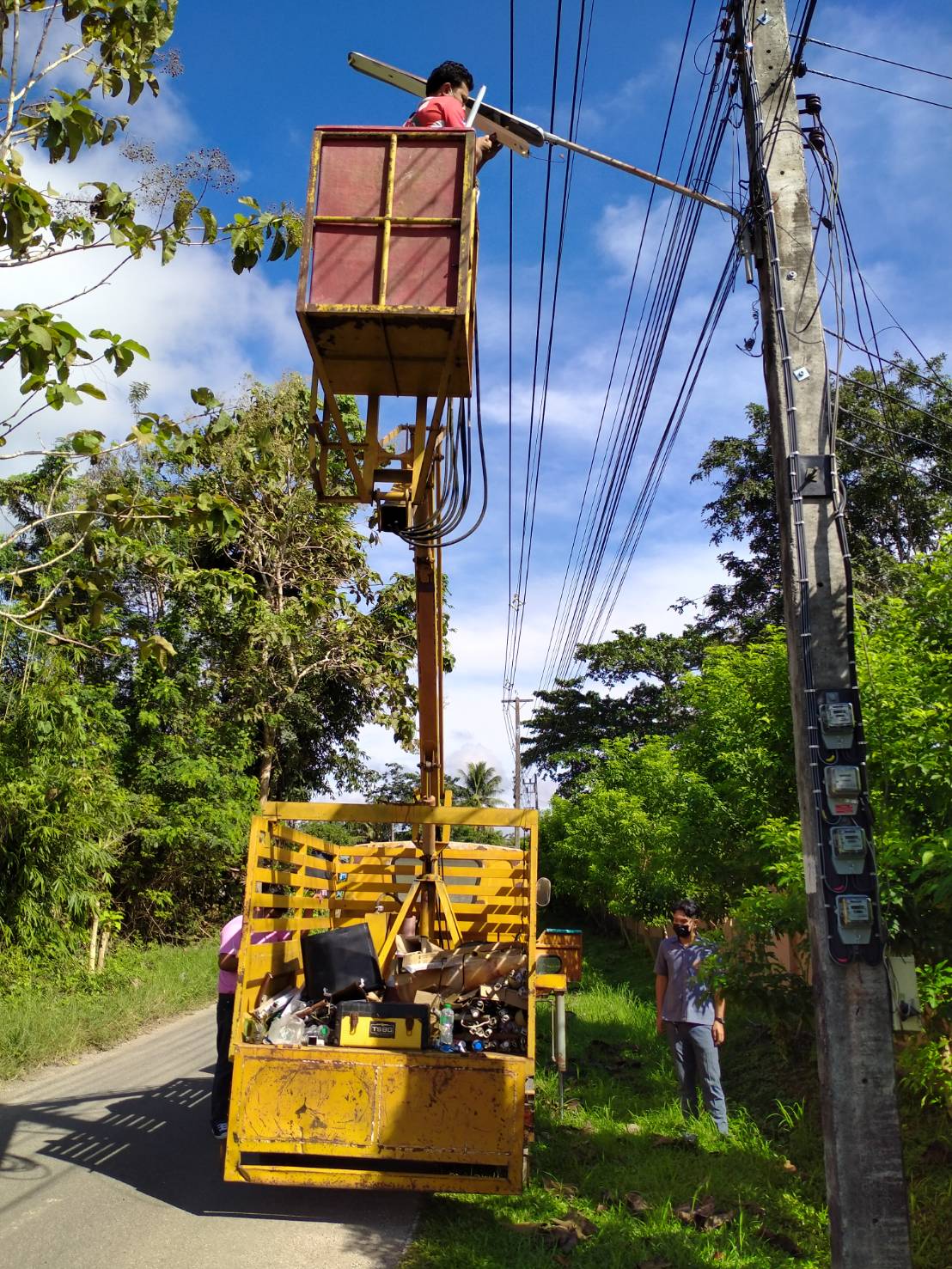 นายช่างไฟฟ้าพร้อมเจ้าหน้าเทศบาลตำบลพรุพี ซ่อมไฟฟ้าสาธารณะ ซ.มิ่งขวัญ,หน้าวัดสุคนธาวาส,ซ.ค่ายทหารพรานที่45