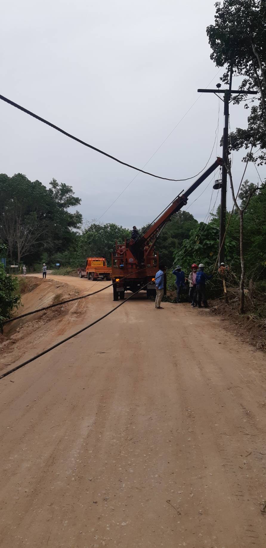 พนักงานกองช่างเทศบาลตำบลพรุพี ย้ายเสาไฟ ถนนสายอินทนิลงามฝั่งตะวันออก หมู่ที่ 3 ตำบลพรุพี