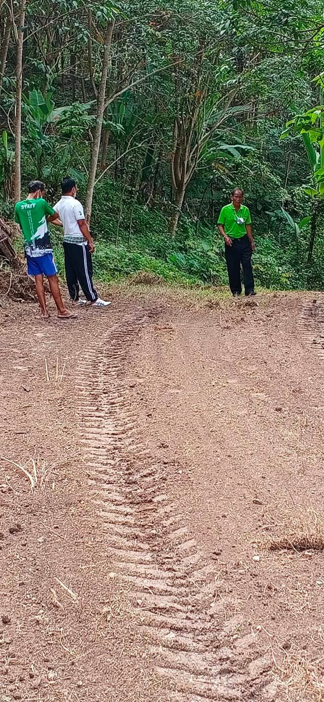 นายกเทศมนตรีตำบลพุพี และนายบุญเลิศ รอดศรี รองนายกเทศมนตรีตำบลพรุพี พร้อมพนักงานกองช่าง ช่อมถนนสายแปลงจุฬาภรณ์1 - แปลงจุฬาภรณ์  2 หมู่ที่ 7 บ้านช่องช้าง 