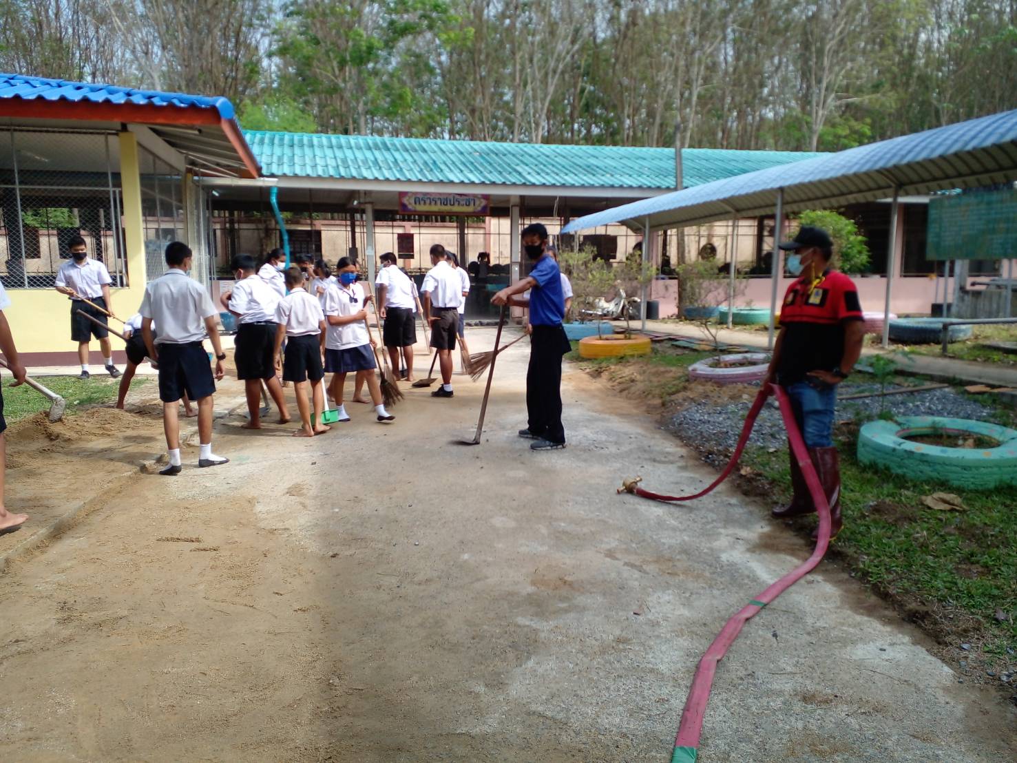 งานป้องกันและบรรเทาสาธารณะภัย ฝ่ายปกครอง สำนักปลัด เทศบาลตำบลพรุพี ลงพื้นที่ฉีดล้างทำความสะอาดที่โรงเรียนราชประชานุเคราะห์ 12