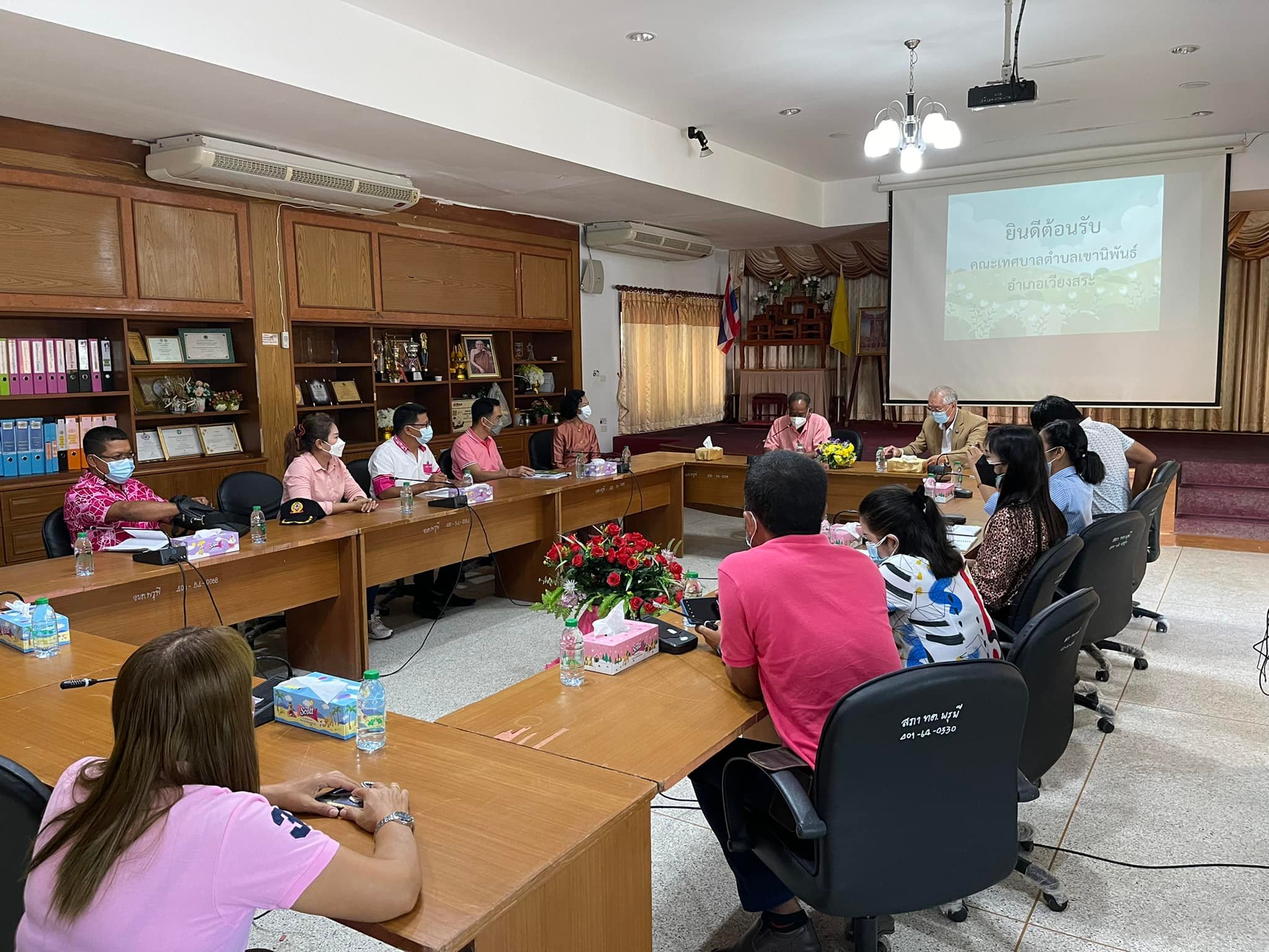 นายสมคิด ดำฉวาง นายกเทศมนตรีตำบลพรุพี คณะผู้บริหาร หัวหน้าฝ่ายปกครอง งานสาธารณสุขและสิ่งแวดล้อม ฝ่ายปกครอง สำนักปลัด ต้อนรับคณะเทศบาลตำบลเขานิพันธ์ อำเภอเวียงสระ เพื่อศึกษาดูงานการปฏิบัติตามมาตรการป้องกันสิ่งแวดล้อมในการทำเหมืองแร่ของเทศบาลตำบลพรุพี