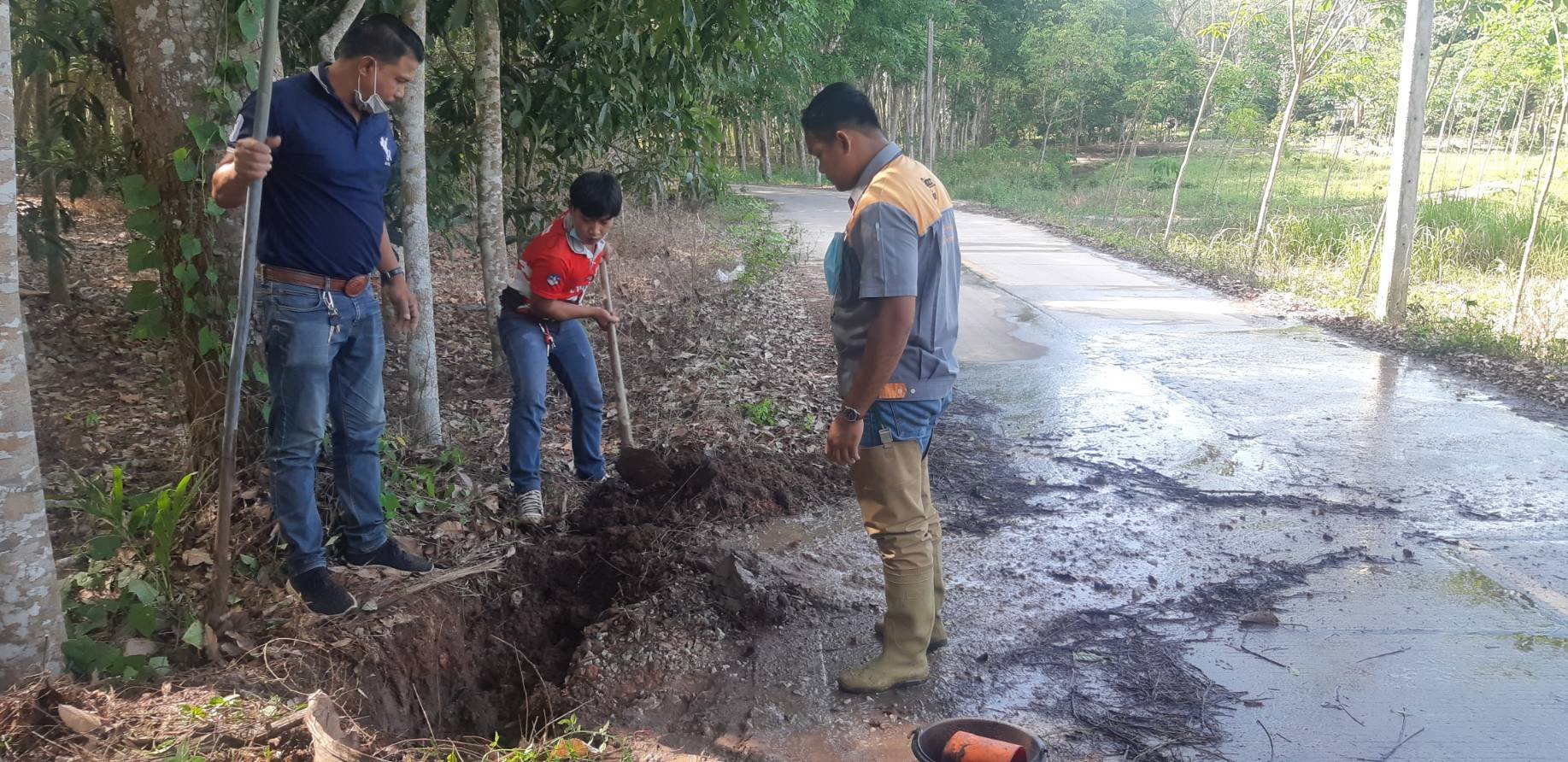 ทีมช่างประปาเทศบาลตำบลพรุพี เข้าตรวจสอบท่อเมนประปาชำรุด ในพื้นที่หมู่ที่3 ซอยพ่อเข้ม เป็นเหตุให้น้ำล้นบนถนน ขณะนี้เจ้าหน้าที่กำลังทำการซ่อมแซมท่อส่วนที่ชำรุดแล้ว