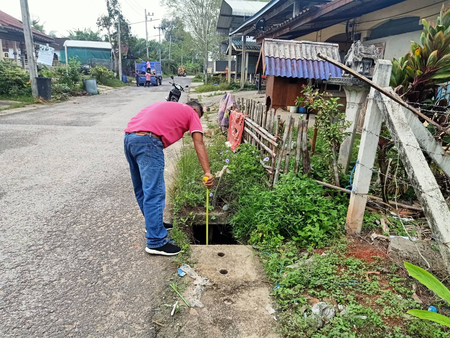 พนักงานกองช่างออกสำรวจฝาคูระบายน้ำที่ชำรุดเสียหายในเขตพื้นที่ตำบลพรุพี หมู่ 1 หมู่ 2 และหมู่ 6  ตำบลพรุพี 