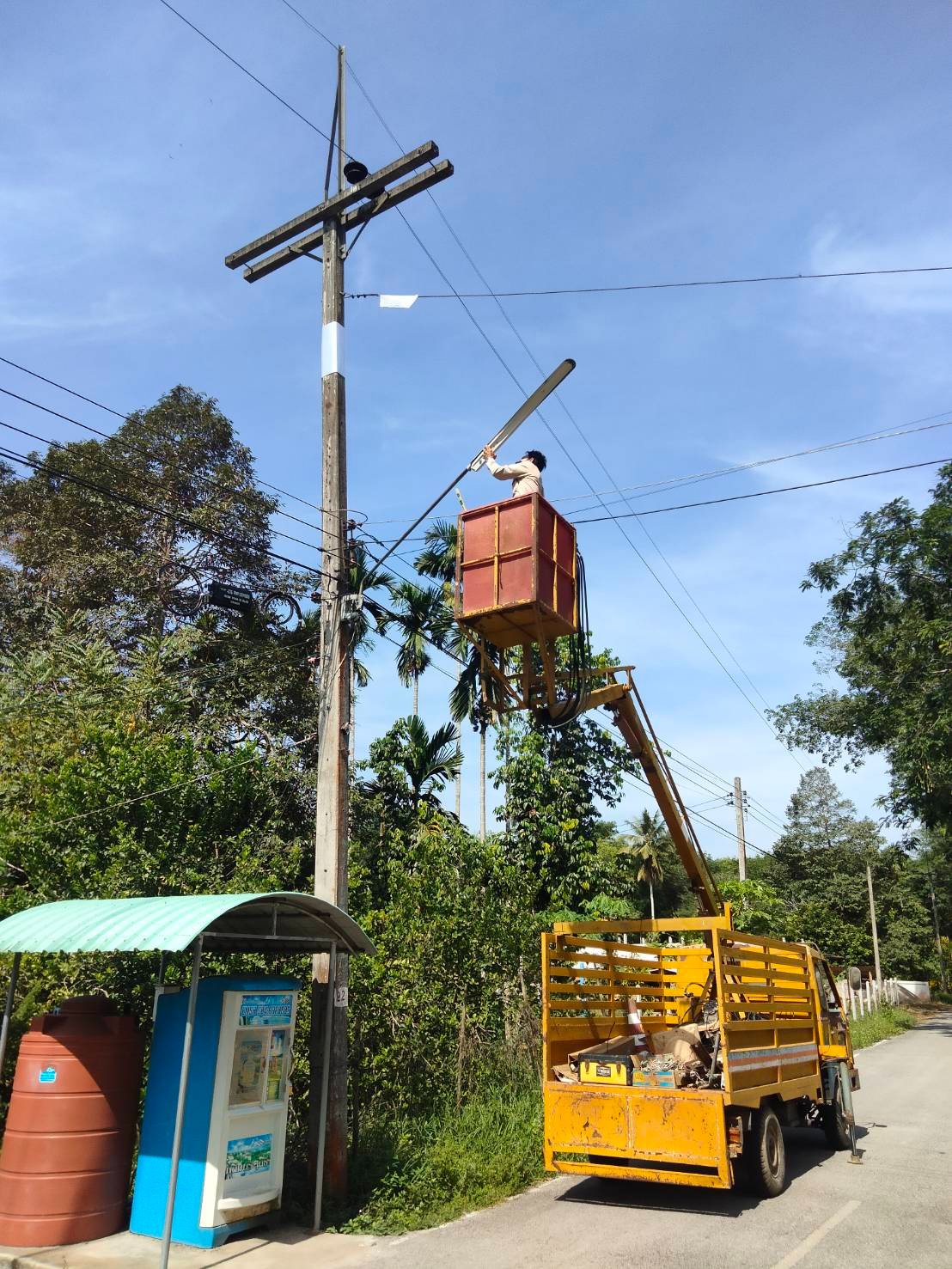 ซ่อมแซมไฟฟ้าสาธารณะ ม.5สายพรุพี-บ้านส้อง ซอยประชาอุทิศ และ ม.1หลังสถานีรถไฟพรุพี