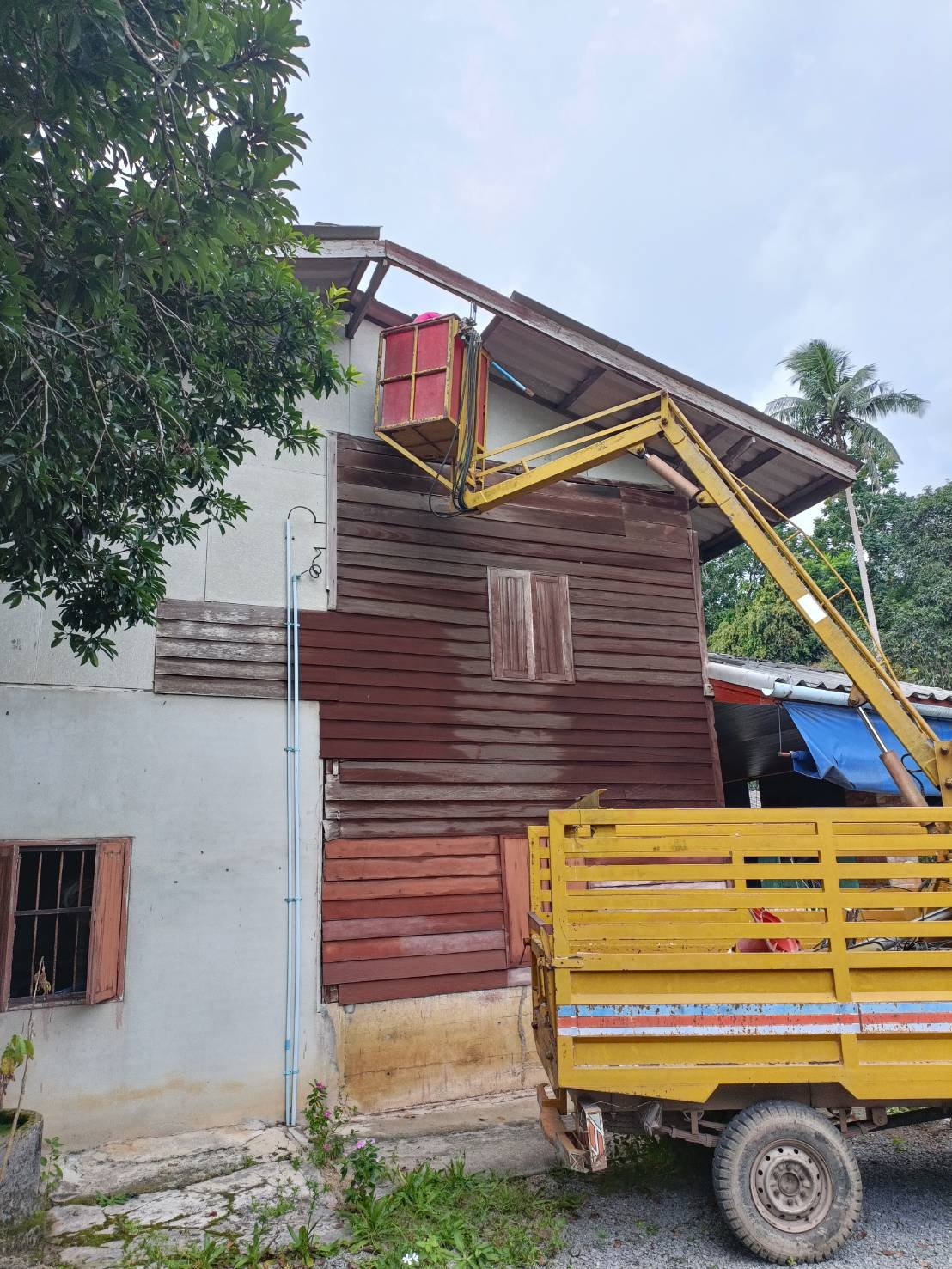 พนักงานไฟฟ้าเทศบาลตำบลพรุพี นำรถกระเช้าเข้าช่วยเหลือชาวบ้านที่เดือดร้อน เนื่องจากเป็นบ้านสองชั้นหลังคาชำรุด เจ้าของบ้านเปลี่ยนไม่ถึง จึงขอความช่วยเหลือจากเทศบาล ทางเทศบาลได้เข้าไปช่วยเหลือแล้ว  #หมู่ที่5บ้านห้วยล่วง