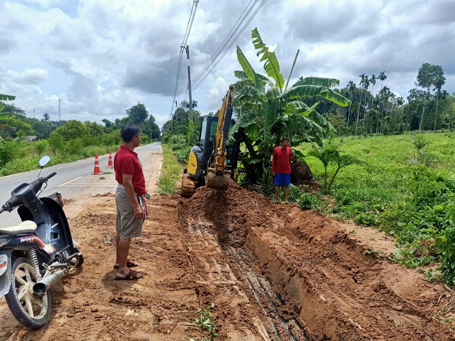 ขุดลอกคูระบายน้ำ้รางวีสายวัดสุคนฯ-คลองสูญ ม.6 ข้างบ้านกำนันเสรี  ตำบลพรุพี