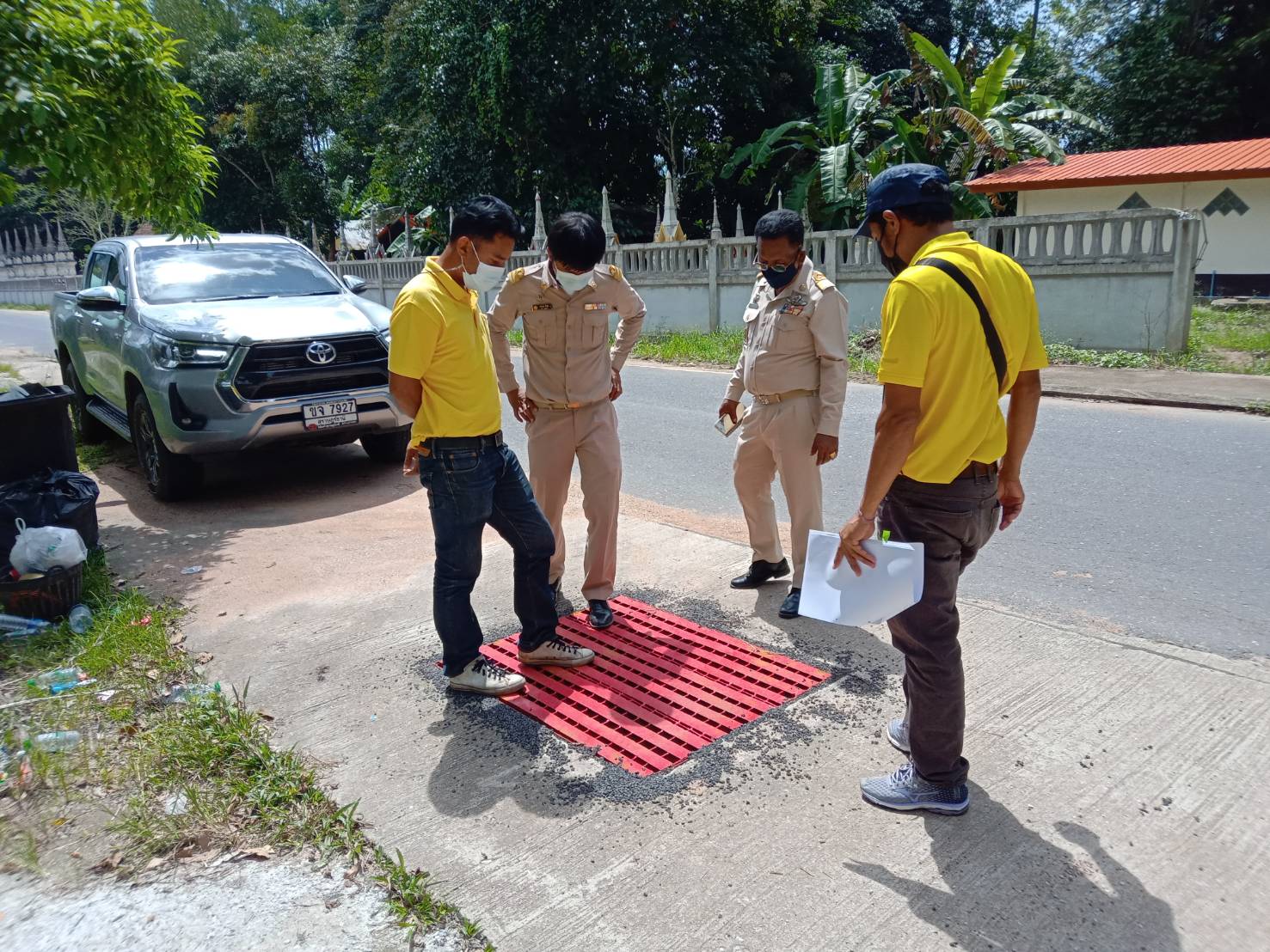  พนักงานเทศบาลตำบลพรุพี ออกพื้นที่ตรวจงานจ้างโครงการฝาคูระบายน้ำ หมู่ที่1,2,6  ตำบลพรุพี