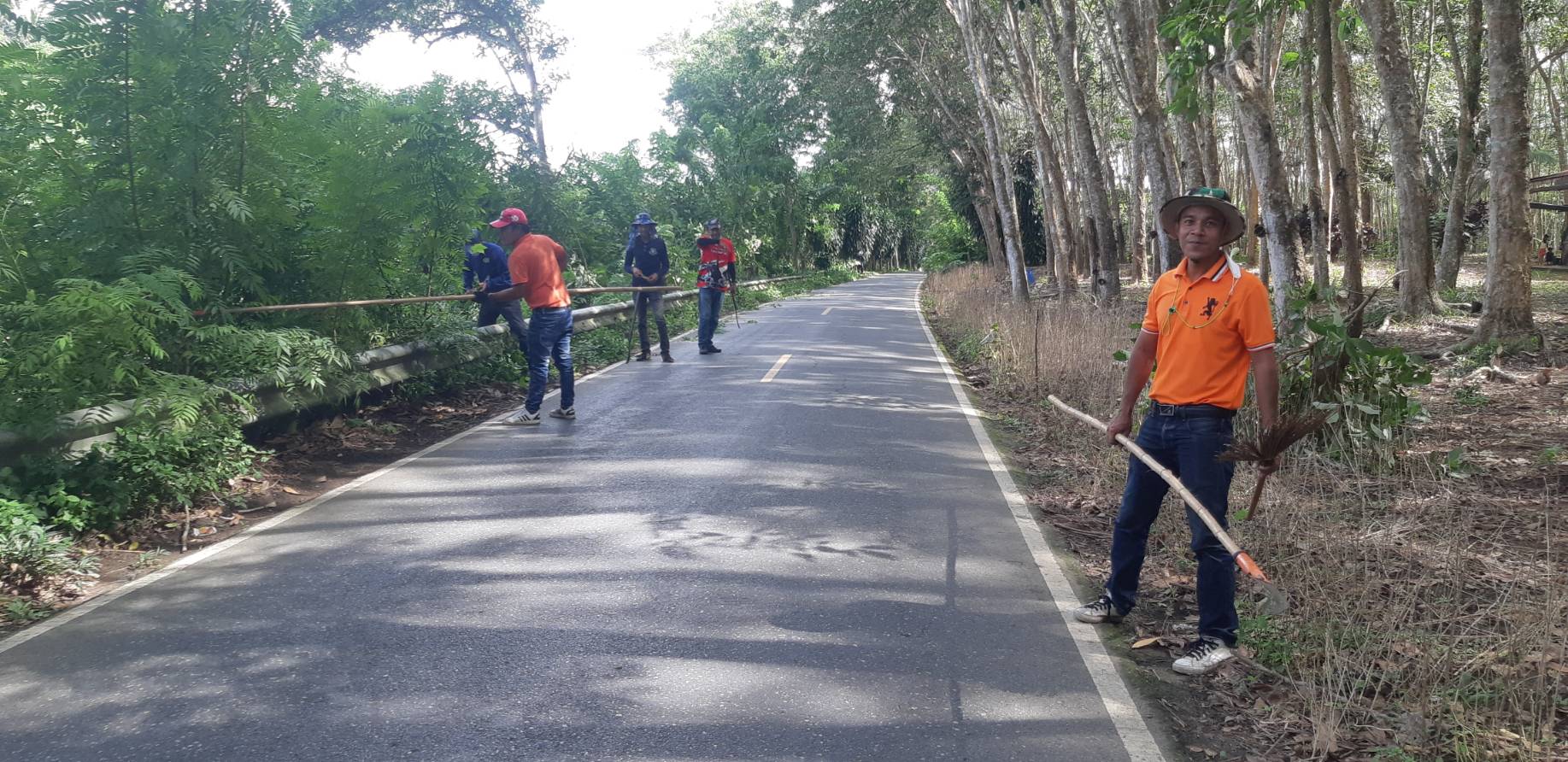 พนักงานกองช่าง ร่วมกับงานป้องกันและบรรเทาสาธารณะภัย ทต.พรุพี พัฒนาถนนสายหน้าโรงเรียนราชประชาฯ ม.4 และขอบคุณผู้สนับสนุนน้ำดื่มด้วย