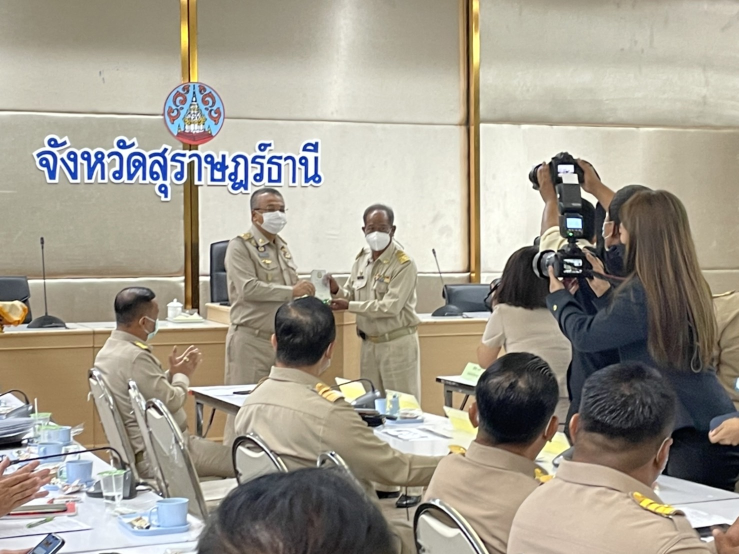 นายสมคิด ดำฉวาง นายกเทศมนตรีตำบลพรุพี เข้าร่วมประชุมผู้บริหารองค์กรปกครองส่วนท้องถิ่น และปลัดองค์กรปกครองส่วนท้องถิ่น จังหวัดสุราษฎร์ธานี ประจำปีงบประมาณ พ.ศ. 2565 พร้อมทั้งรับโล่เกียรติคุณ 1 อำเภอ 1 ศูนย์พัฒนาเด็กเล็กต้นแบบการบริหารจัดการที่ดี ประจำปีงบประมาณ พ.ศ.2565 ณ ห้องประชุมเมืองคนดี  ชั้น  5 ศาลากลางจังหวัดสุราษฎร์ธานี วันที่ 5 กันยายน 2565