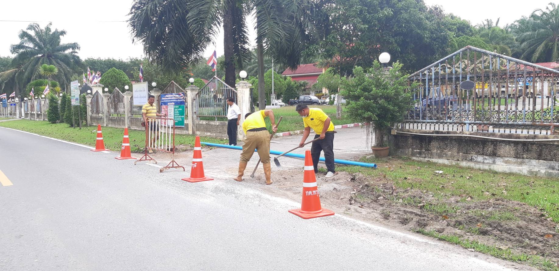 พนักงานกองช่าง ช่วยเทปูนปรับพื้นที่ทางออก สำนักงานเทศบาลตำบลพรุพี