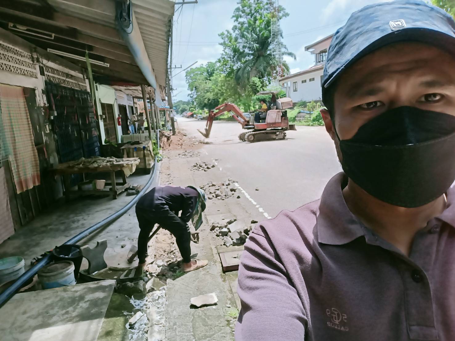 พนักงานเทศบาลตำบลพรุพีีปรับปรุงระบบประปา หมู่ 1 ตำบลพรุพีหน้าตลาดพรุพี สำรวจจุดติดตั้งหัวดับเพลิง 