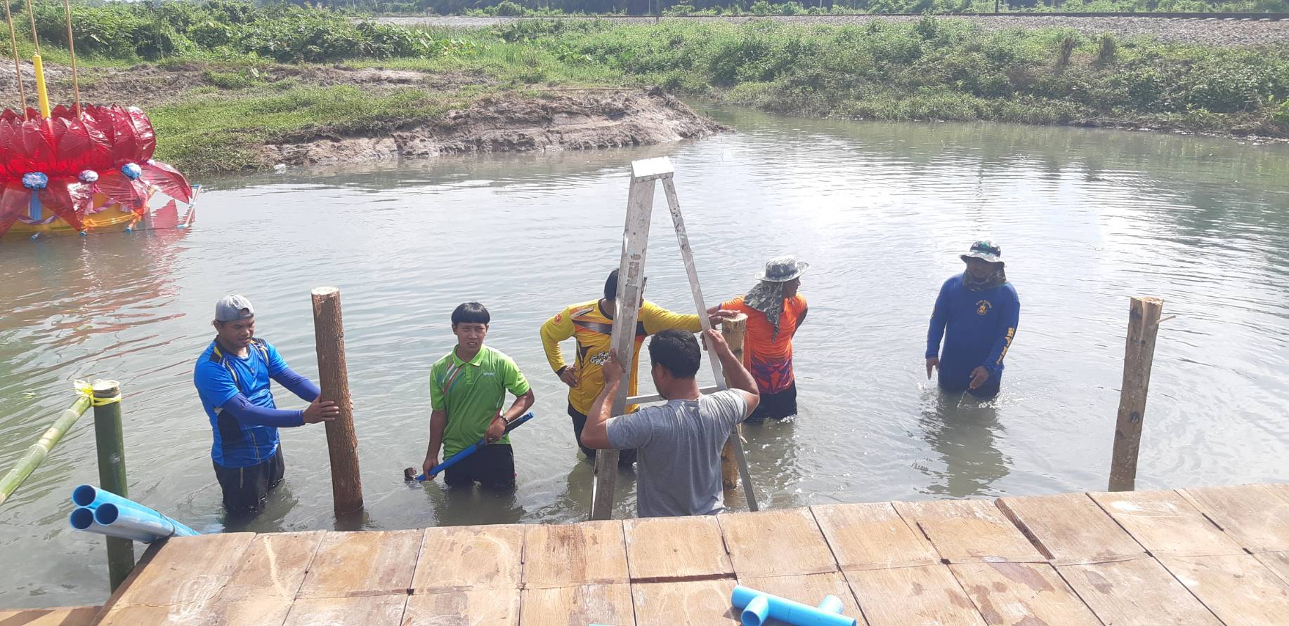 พนักงานเทศบาลตำบลพรุพี จัดทำสถานที่ลอยกระทง ริมทางรถไฟคลองสูญ หมู่ที่ 5 ตำบลพรุพี สืบสานประเพณีลอยกระทง โดย เทศบาลตำบลพรุพี 8 พ.ย. 65