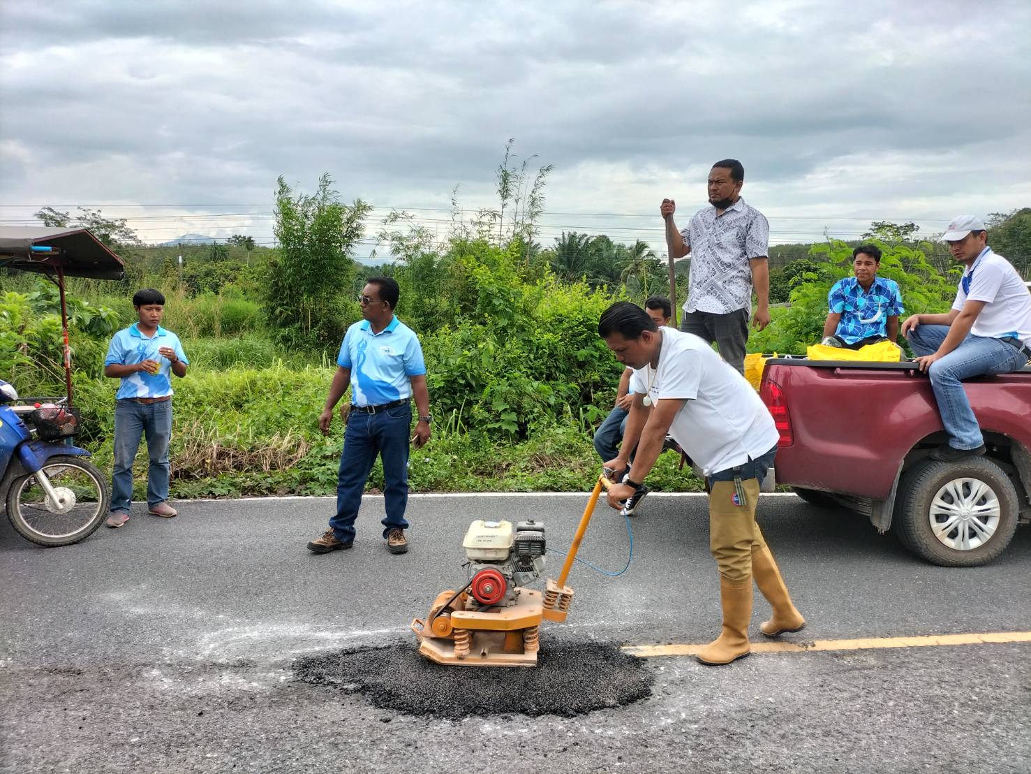 นำทีมโดยนายศิริชัย  บุญศรี ผู้อำนวยการกองช่างเทศบาลตำบลพรุพี พร้อมพนักงานออกพื้นที่ซ่อมแซมถนนที่เป็นหลุมบ่อ เพื่อป้องกันอุบัติเหตุ ในการสัญจร ช่วงเทศกาล ลอยกระทง 8 พ.ย. 65 ที่จะถึงนี้