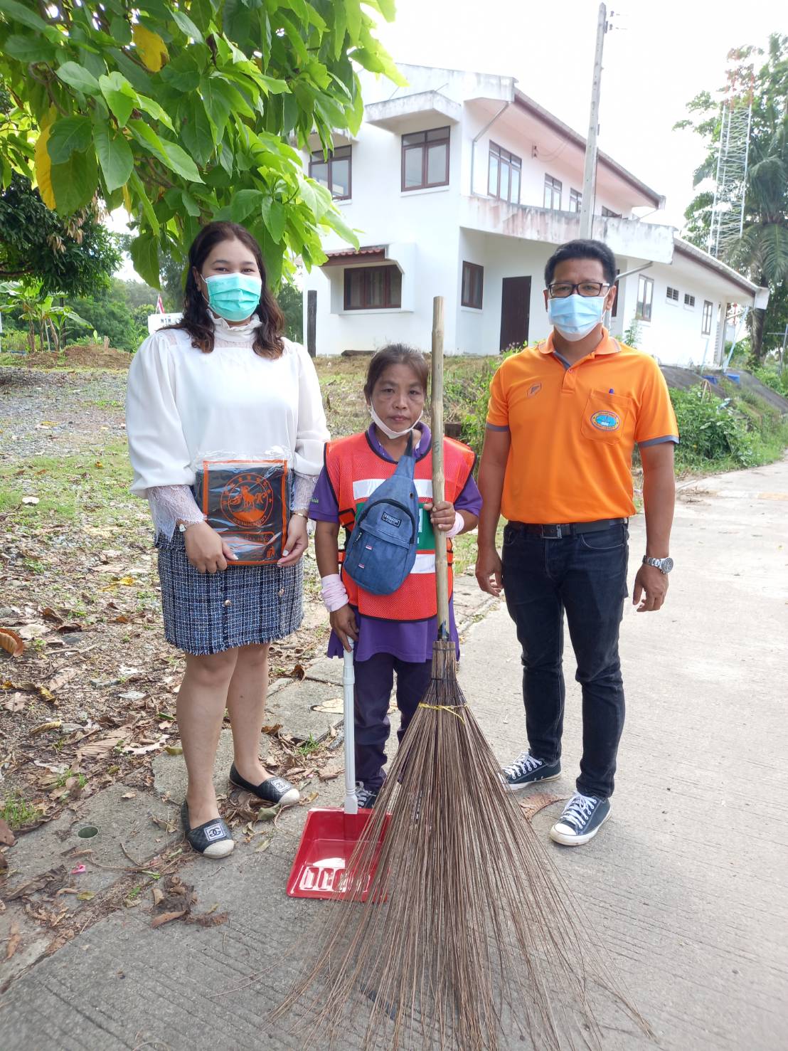 เทศบาลตำบลพรุพี มีนโยบายในการส่งเสริมคุณภาพสิ่งแวดล้อม ซึ่งการรักษาความสะอาดในชุมชนจะช่วยเพิ่มประสิทธิภาพในการส่งเสริมคุณภาพสิ่งแวดล้อมที่จะส่งผลต่อการมีคุณภาพชีวิต ที่ดีของประชาชน จึงได้ดำเนินการจ้างเหมาบุคคลภายนอกเพื่อปฏิบัติงานสาธารณสุขและสิ่งแวดล้อม โดยมีหน้าที่ปฏิบัติงานกวาดถนน เก็บขยะ เก็บเศษไม้ และกำจัดวัชพืช ในเขตเทศบาลตำบลพรุพี ประจำถนนสายหน้าตลาดพรุพีตลอดสองข้างทางของถนน โดยเริ่มจากใต้สะพานรถไฟ ถึงบ้านของ นางภัทรา วันชัย หมู่ที่ 1 ตำบลพรุพี อำเภอบ้านนาสาร จังหวัดสุราษฎร์ธานี