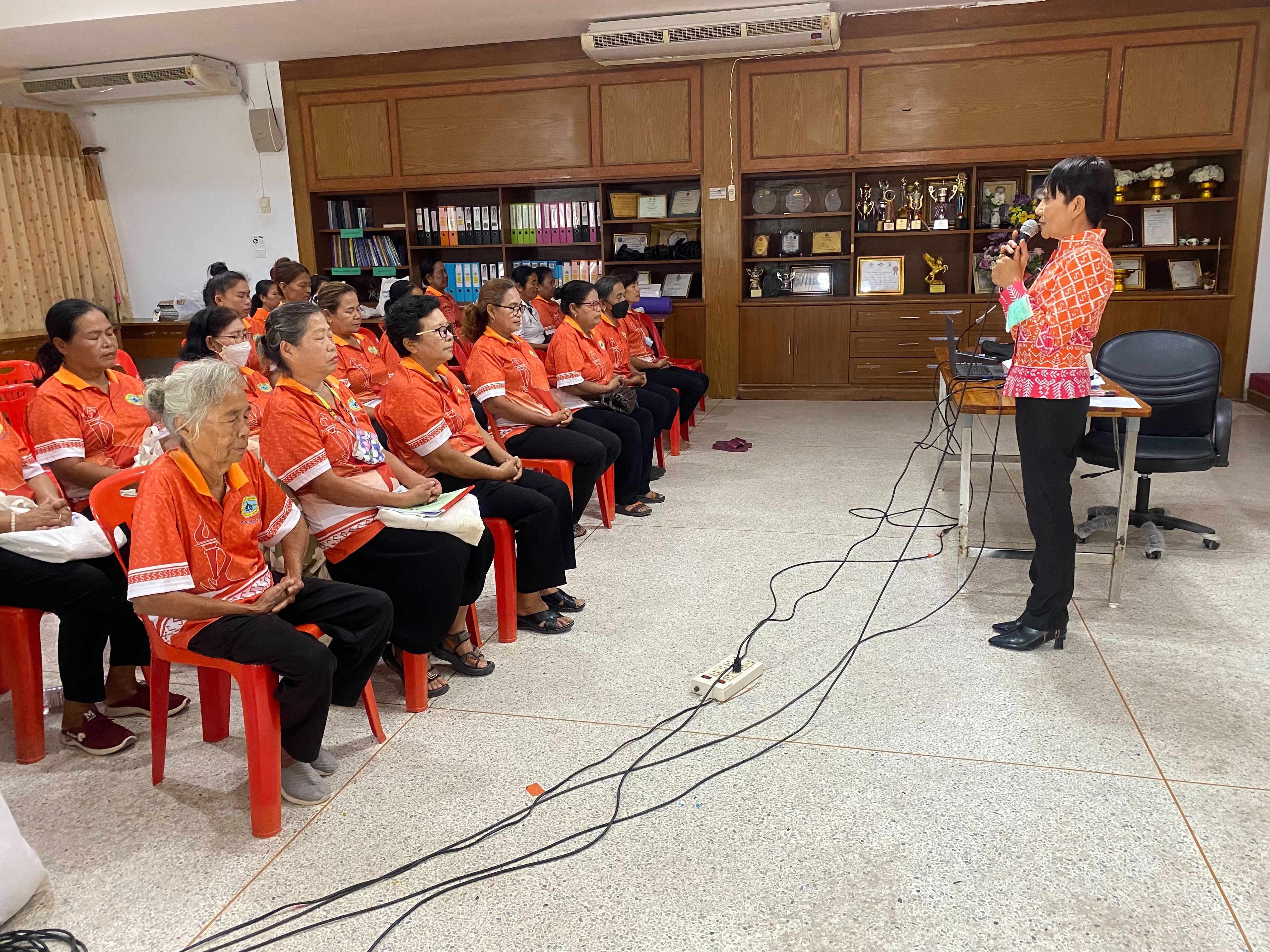 นที่27 เมษายน 2566 กิจกรรมดำเนินงานโรงเรียนผู้สูงอายุเทศบาลตำบลพรุพี สัปดาห์ที่ 6  มีดังนี้  1. การบริโภคอาหารที่เหมาะสมและโภชนาการที่ดีกับสุขภาพของผู้สูงอายุ  2. หลักการประกอบอาชีพของผู้สูงอายุเกี่ยวข้องรูปแบบ ระยะเวลา ค่าตอบแทน สวัสดิการ